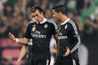 TURIN, ENGLAND - MAY 05:  Gareth Bale and Cristiano Ronaldo of Real Madrid CF in discussion as Alvaro Morata of Juventus scores their first goal during the UEFA Champions League semi final first leg match between Juventus and Real Madrid CF at Juventus Ar