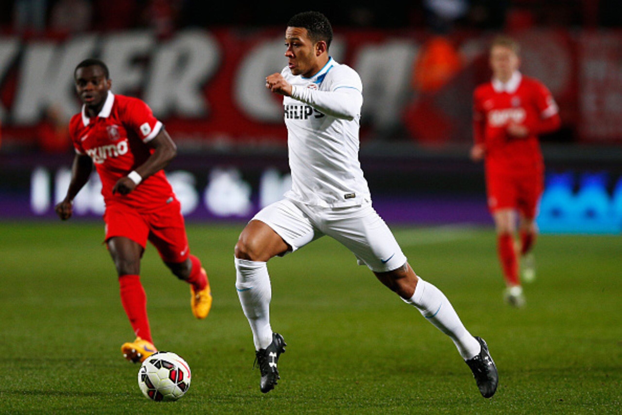 ENSCHEDE, NETHERLANDS - APRIL 04:  Memphis Depay of PSV in action during the Dutch Eredivisie match between FC Twente and PSV Eindhoven held at De Grolsch Veste Stadium on April 4, 2015 in Enschede, Netherlands.  (Photo by Dean Mouhtaropoulos/Getty Images