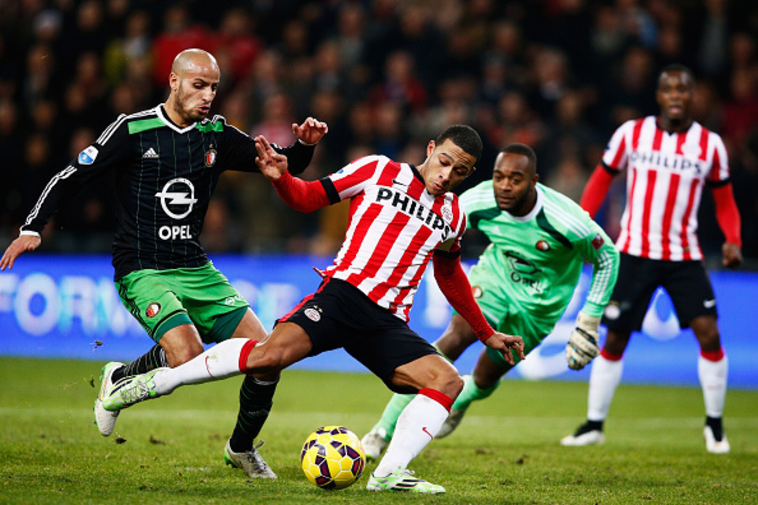 EINDHOVEN, NETHERLANDS - DECEMBER 17:  Memphis Depay of PSV Eindhoven shoots ands scores his teams winning goal in the final minute of the game during the Eredivisie match between PSV Eindhoven and Feyenoord Rotterdam held at the Philips Stadion on Decemb