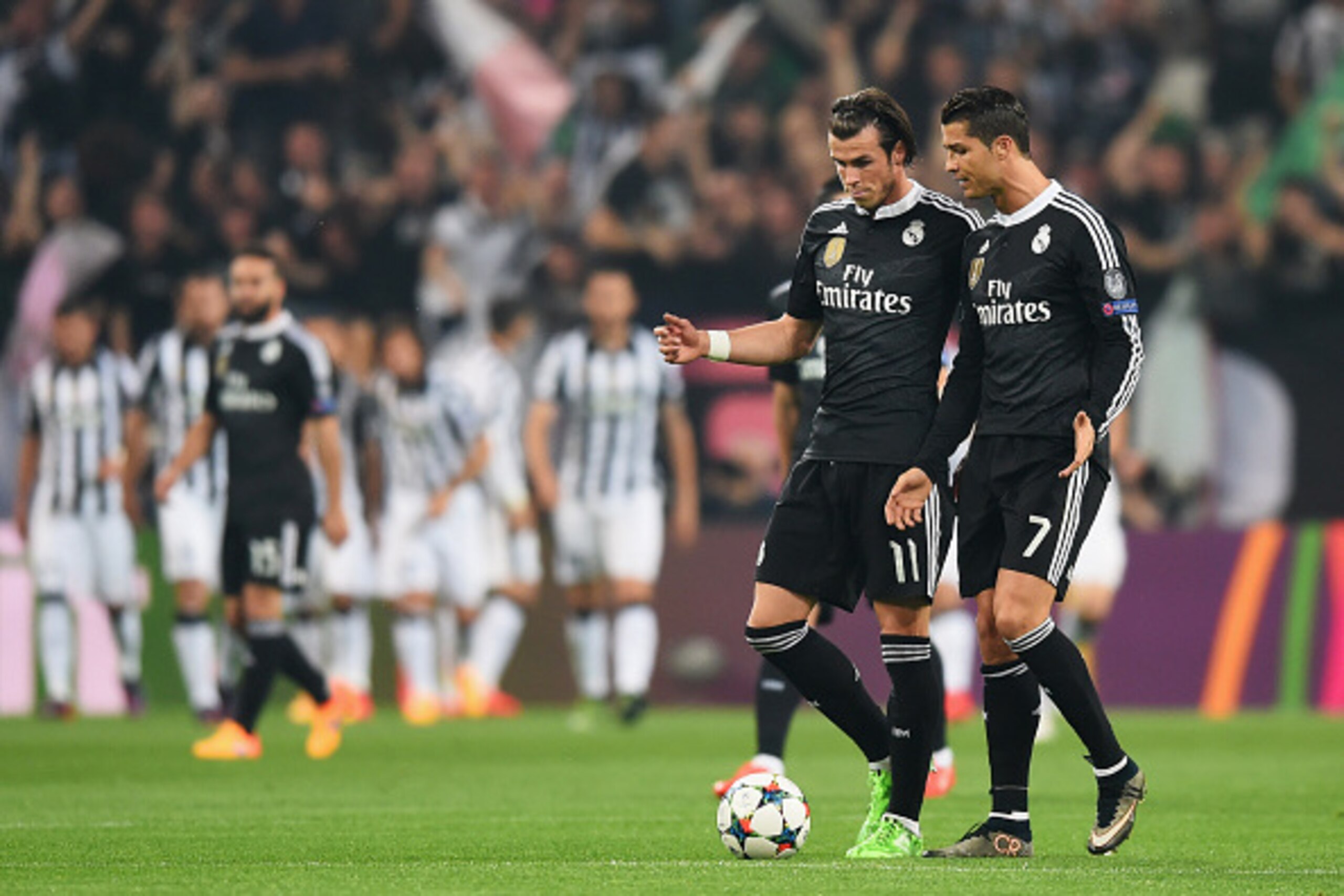 TURIN, ENGLAND - MAY 05:  Gareth Bale and Cristiano Ronaldo of Real Madrid CF in discussion as Alvaro Morata of Juventus scores their first goal during the UEFA Champions League semi final first leg match between Juventus and Real Madrid CF at Juventus Ar