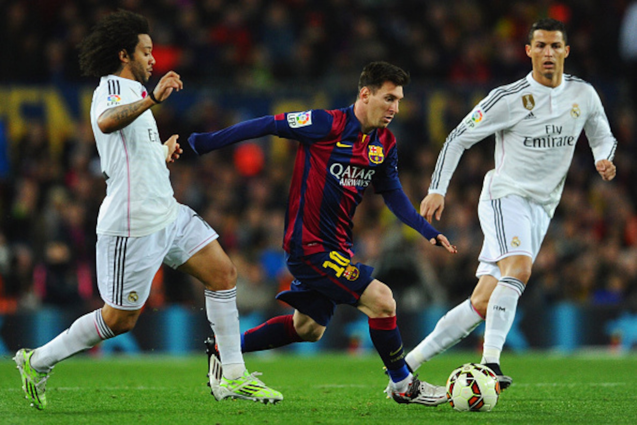BARCELONA, SPAIN - MARCH 22:  Lionel Messi of Barcelona goes between Marcelo and Cristiano Ronaldo of Real Madrid CF  during the La Liga match between FC Barcelona and Real Madrid CF at Camp Nou on March 22, 2015 in Barcelona, Spain.  (Photo by David Ramo