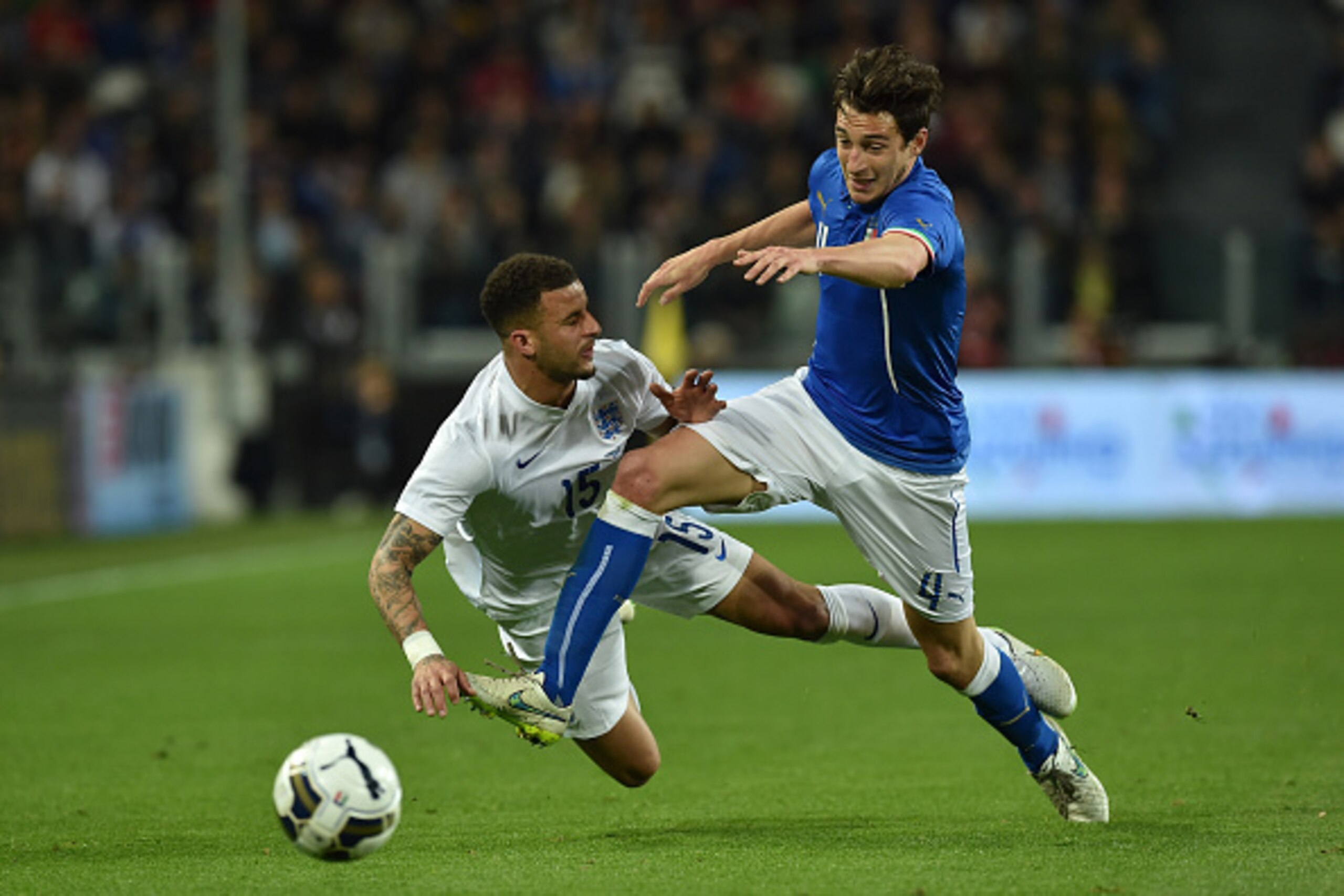 TURIN, ITALY - MARCH 31:  Matteo Darmian (R) of Italy tackles Kyle Walker of England during the international friendly match between Italy and England at the Juventus Arena on March 31, 2015 in Turin, Italy.  (Photo by Valerio Pennicino/Getty Images)