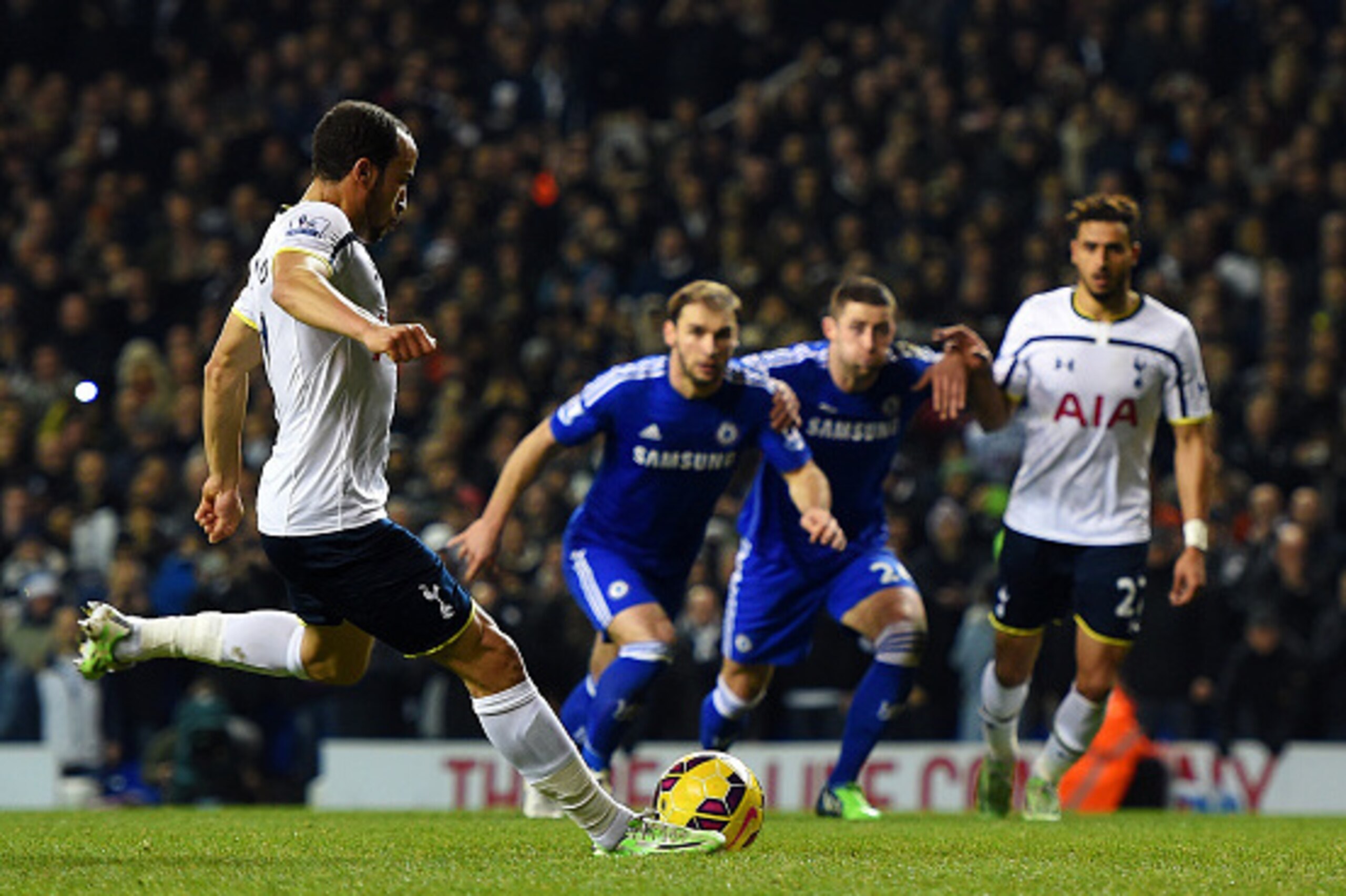 LONDON, ENGLAND - JANUARY 01:  Andros Townsend of Spurs scores his team's third goal from the penalty spot during the Barclays Premier League match between Tottenham Hotspur and Chelsea at White Hart Lane on January 1, 2015 in London, England.  (Photo by 