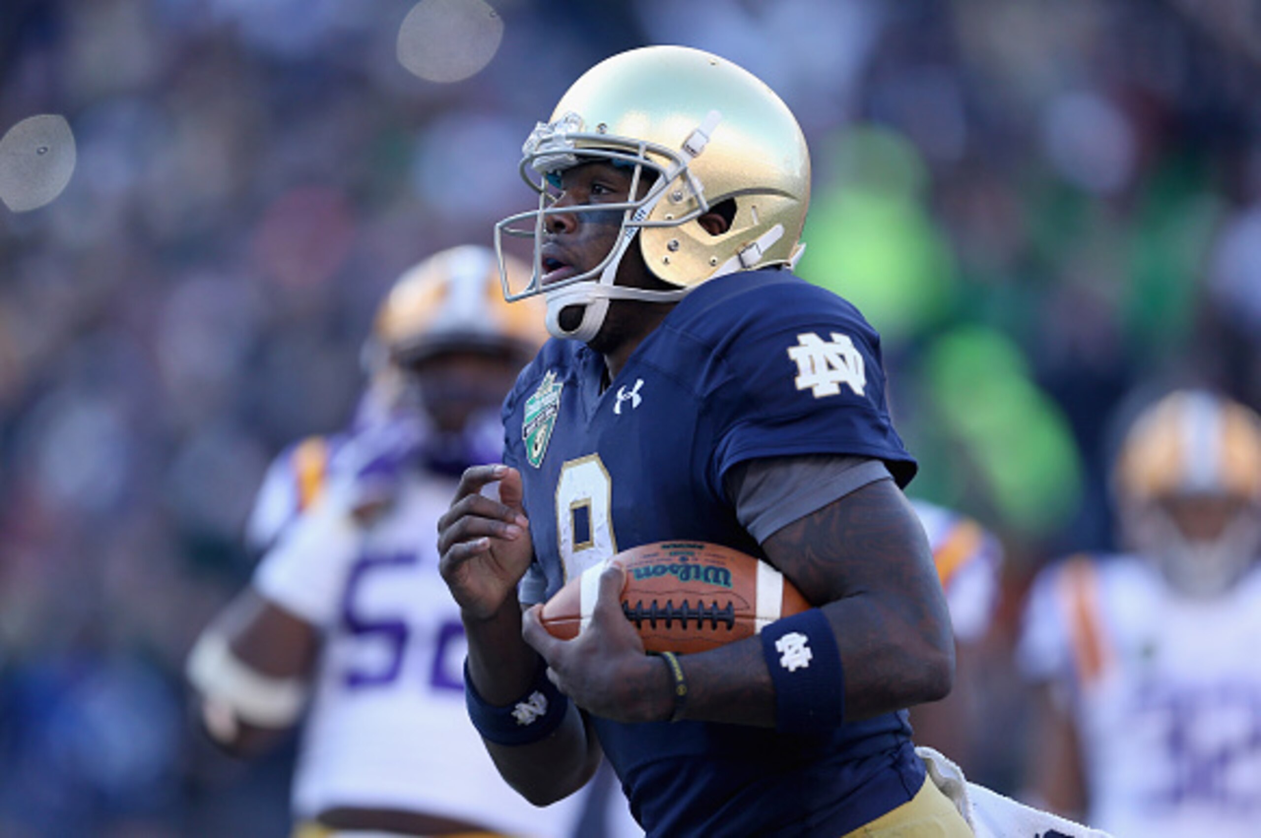 NASHVILLE, TN - DECEMBER 30:  Malik Zaire #8 of the Notre Dame Fighting Irish runs for a touchdown against the LSU Tigers during the Franklin American Mortgage Music City Bowl at LP Field on December 30, 2014 in Nashville, Tennessee.  (Photo by Andy Lyons
