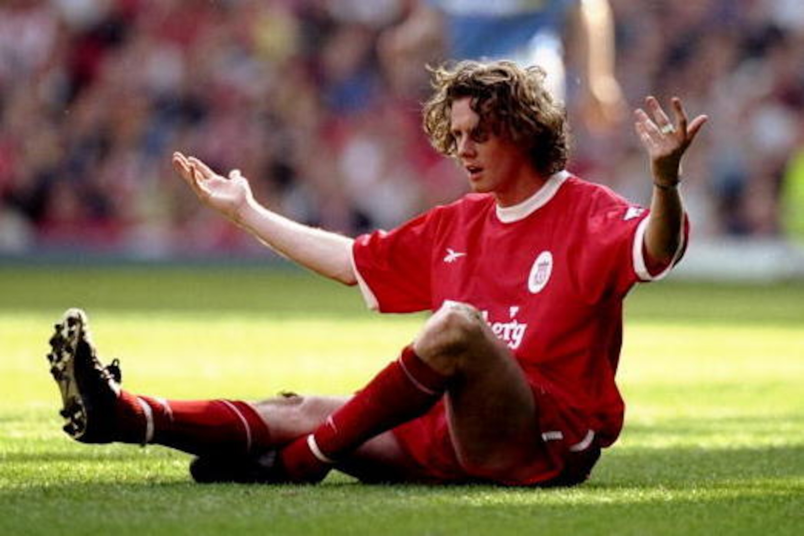 3 Arp 1999:  Steve McManaman of Liverpool holds his hands in the air after a controversial challenge from a Everton player during the FA Carling Premiership match played at Anfield in Liverpool, England. Liverpool won the game 3-2. \ Mandatory Credit: Ros