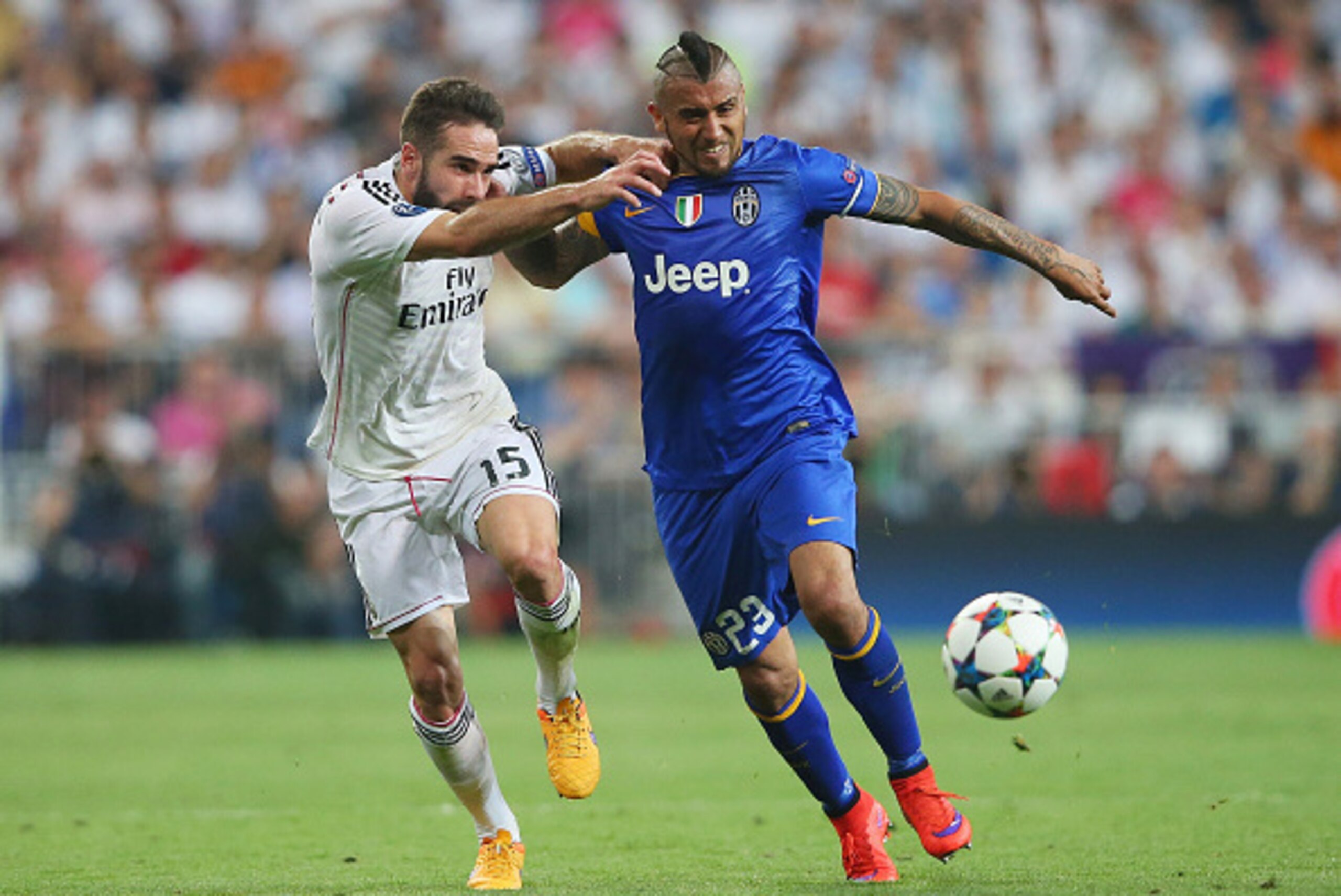 MADRID, SPAIN - MAY 13:  Arturo Vidal of Juventus holds off the challenge from Daniel Carvajal of Real Madrid during the UEFA Champions League Semi Final, second leg match between Real Madrid and Juventus at Estadio Santiago Bernabeu on May 13, 2015 in Ma