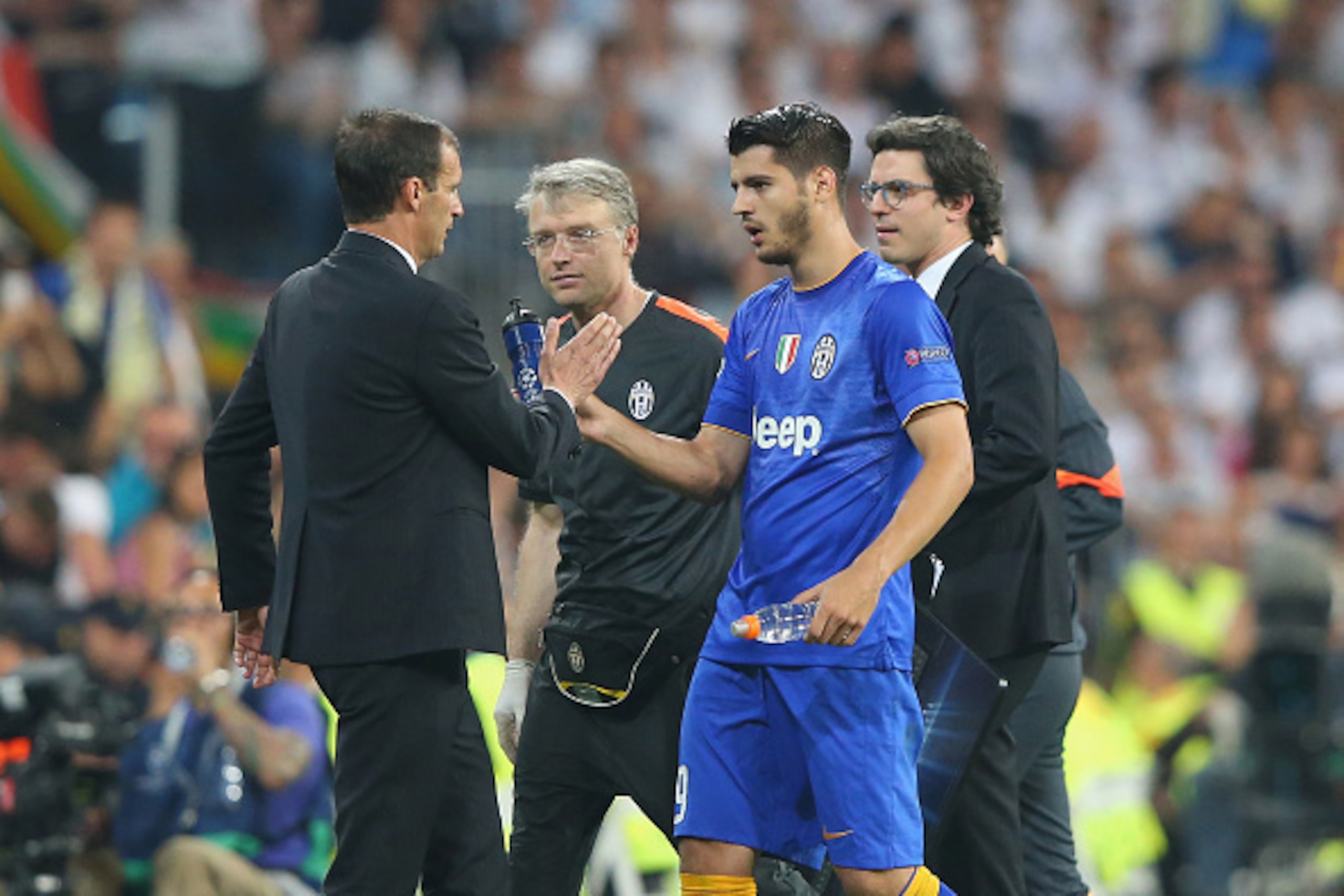 MADRID, SPAIN - MAY 13:  Alvaro Morata of Juventus shakes hands with Massimiliano Allegri the head coach of Juventus after he is substituted in the second half during the UEFA Champions League Semi Final, second leg match between Real Madrid and Juventus 