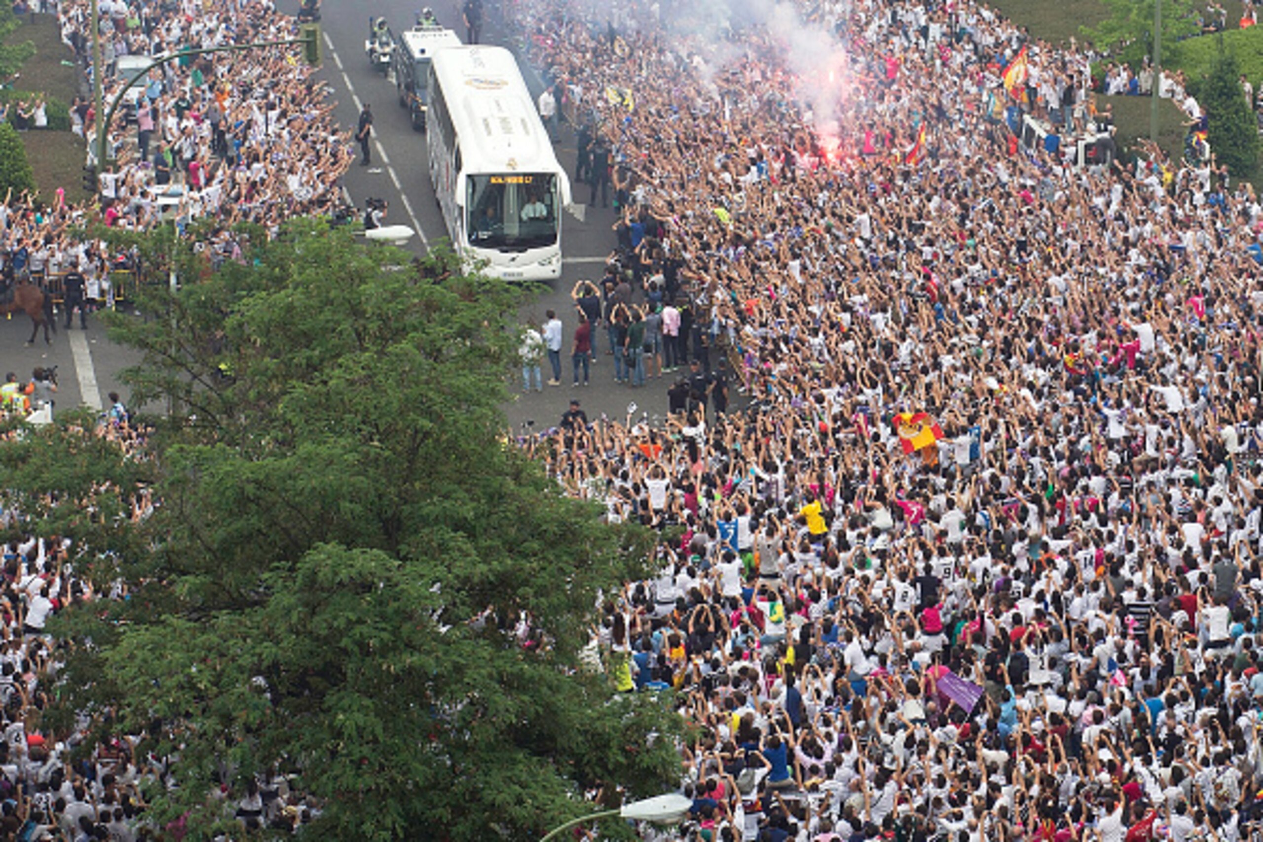MADRID, SPAIN - MAY 13:  The Real Madrid team bus arives at the stadium prior to kickoff during the UEFA Champions League Semi Final, second leg match between Real Madrid and Juventus at Estadio Santiago Bernabeu on May 13, 2015 in Madrid, Spain.  (Photo 