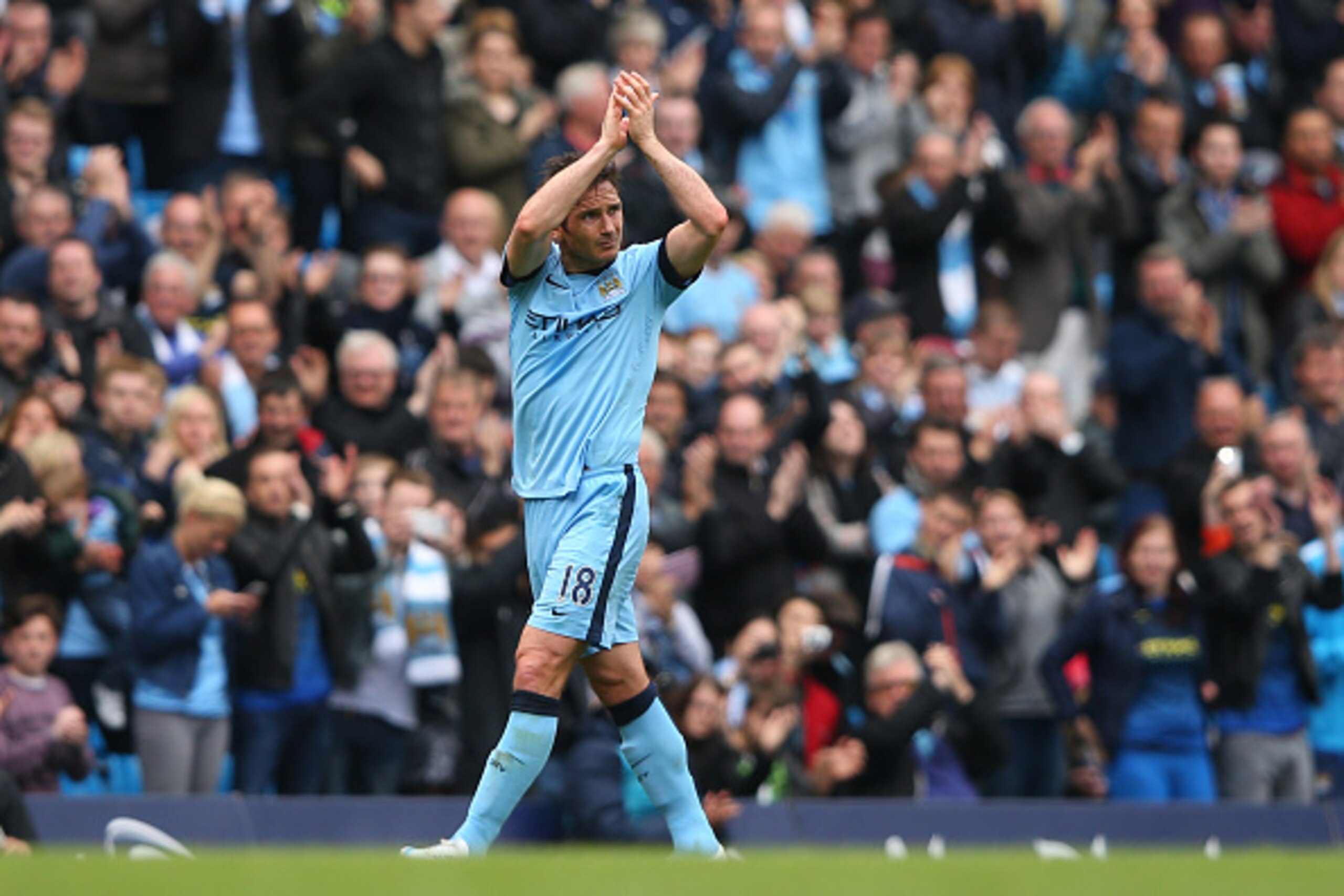 MANCHESTER, ENGLAND - MAY 10:  Frank Lampard of Manchester City applauds the fans as he is substituted in the second half during the Barclays Premier League match between Manchester City and Queens Park Rangers at the Etihad Stadium on May 10, 2015 in Man