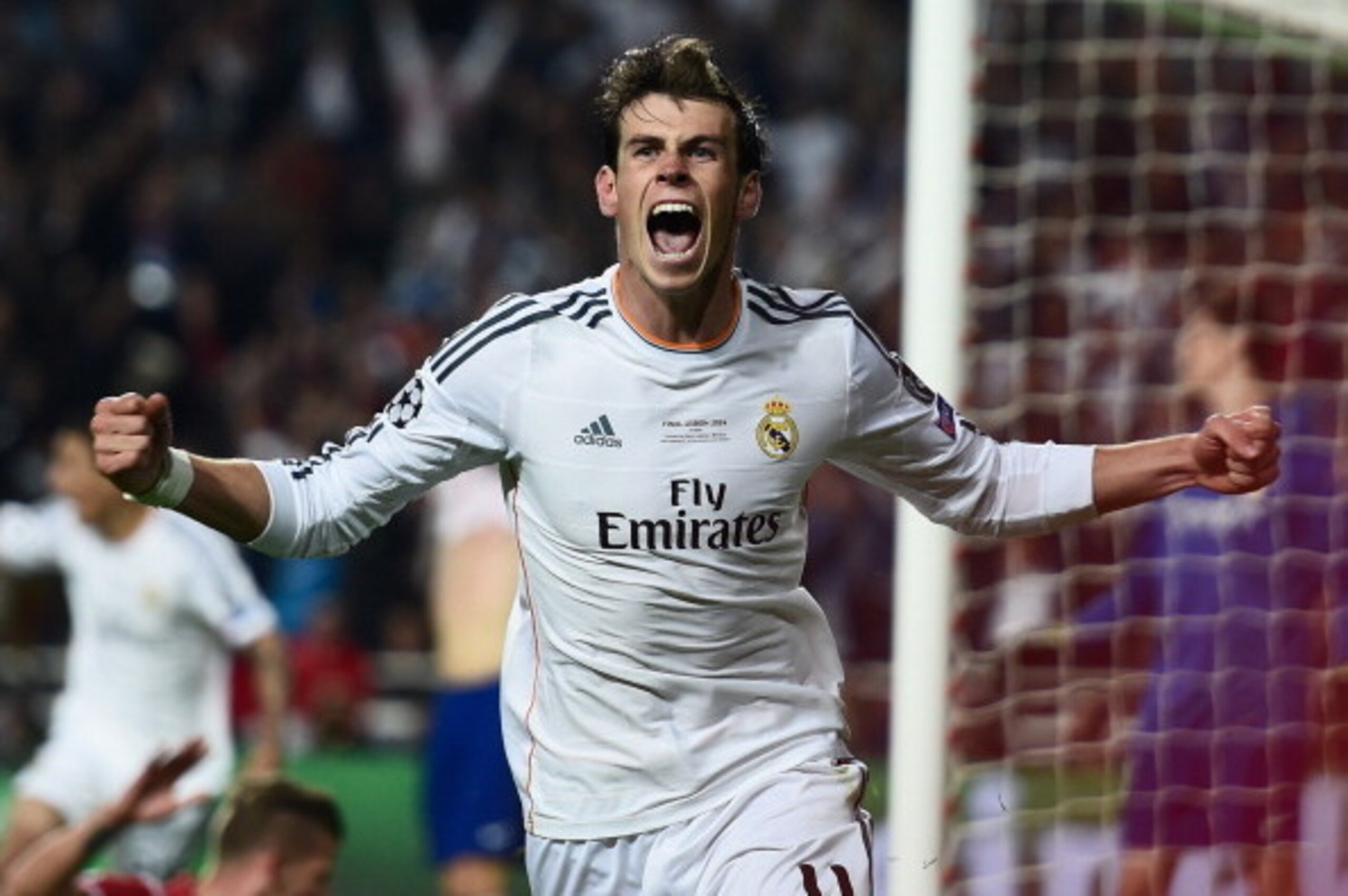 LISBON, PORTUGAL - MAY 24:  Gareth Bale of Real Madrid celebrates scoring their second goal in extra time during the UEFA Champions League Final between Real Madrid and Atletico de Madrid at Estadio da Luz on May 24, 2014 in Lisbon, Portugal.  (Photo by S