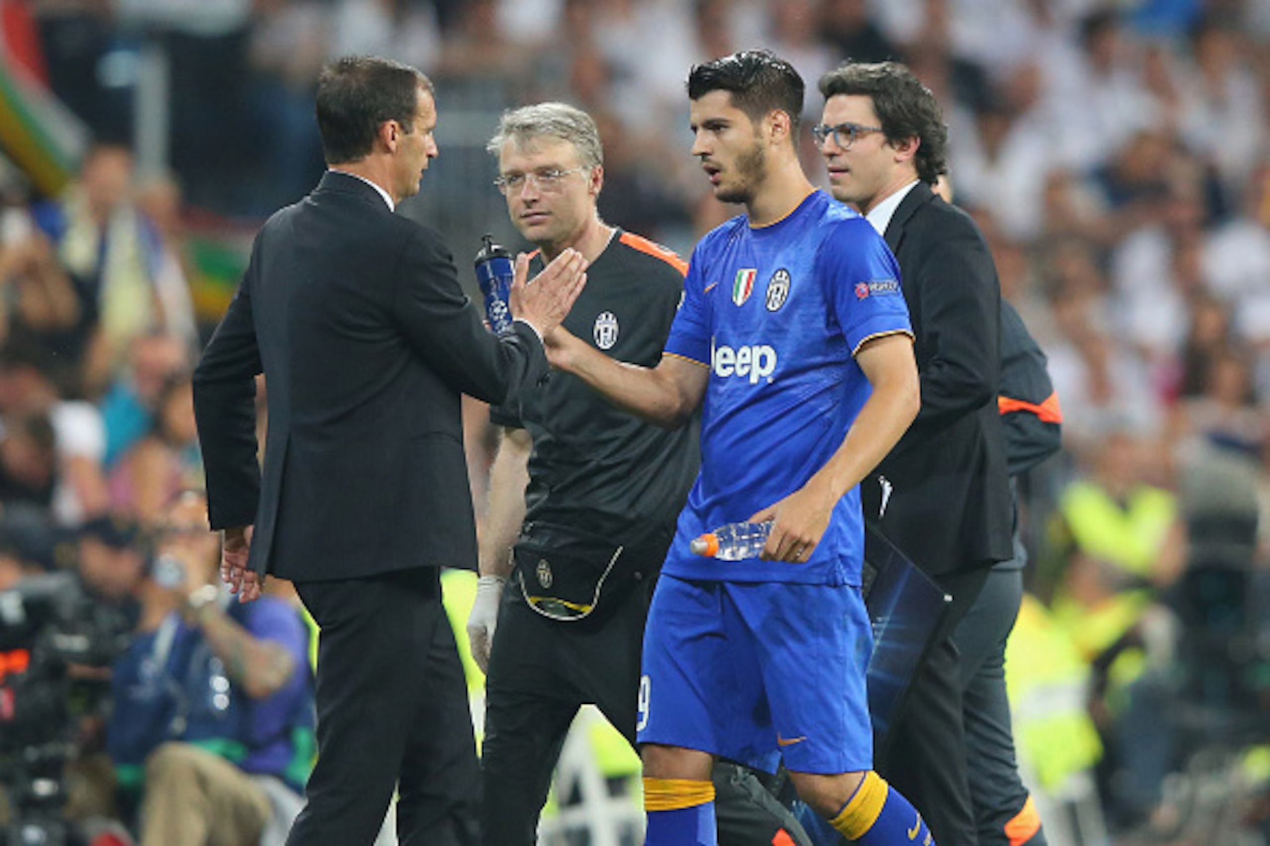 MADRID, SPAIN - MAY 13:  Alvaro Morata of Juventus shakes hands with Massimiliano Allegri the head coach of Juventus after he is substituted in the second half during the UEFA Champions League Semi Final, second leg match between Real Madrid and Juventus 