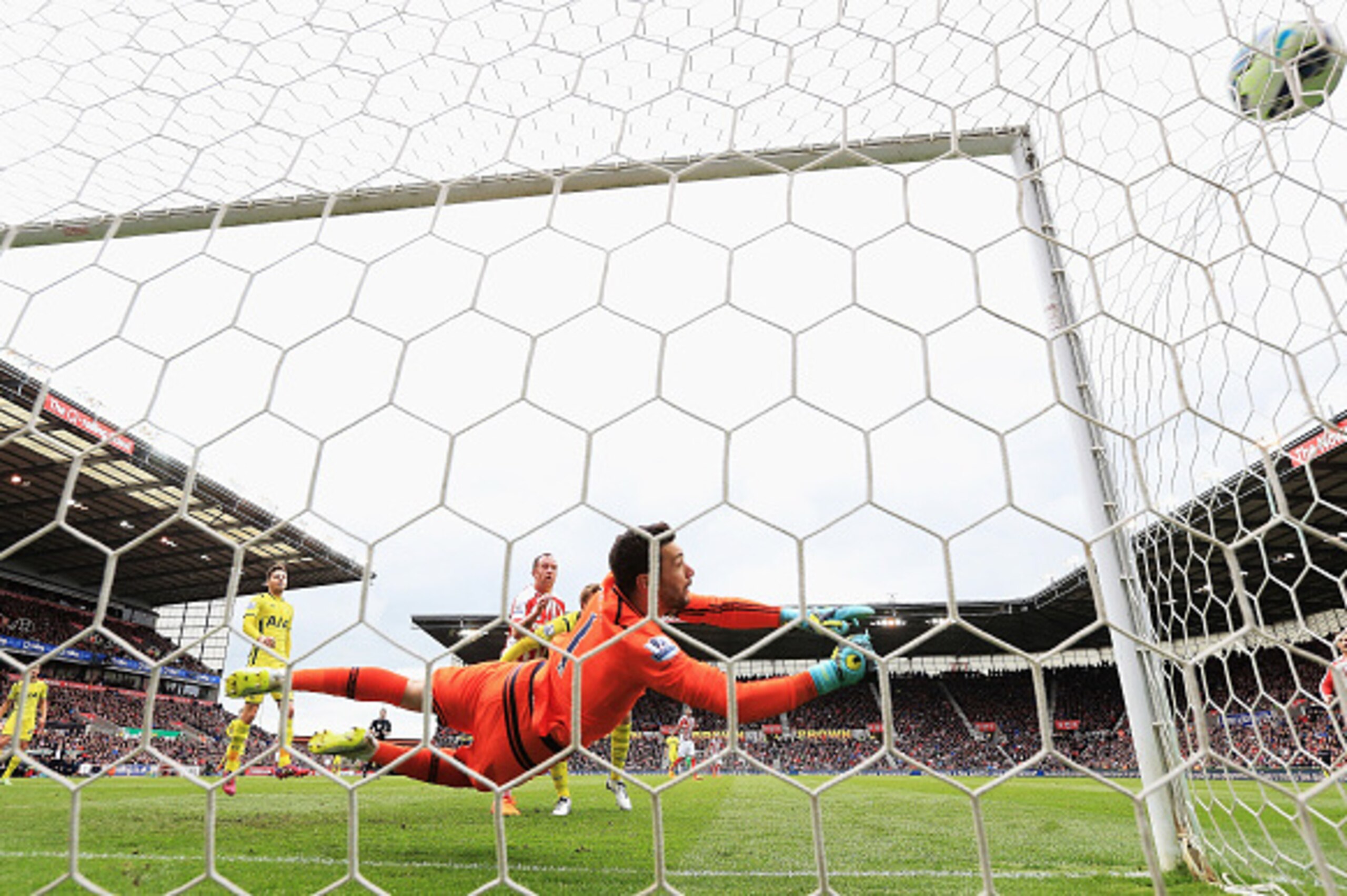 STOKE ON TRENT, ENGLAND - MAY 09:  Charlie Adam of Stoke City scores the opening goal past Hugo Lloris of Tottenham Hotspur during the Barclays Premier League match between Stoke City and Tottenham Hotspur at Britannia Stadium on May 9, 2015 in Stoke on T
