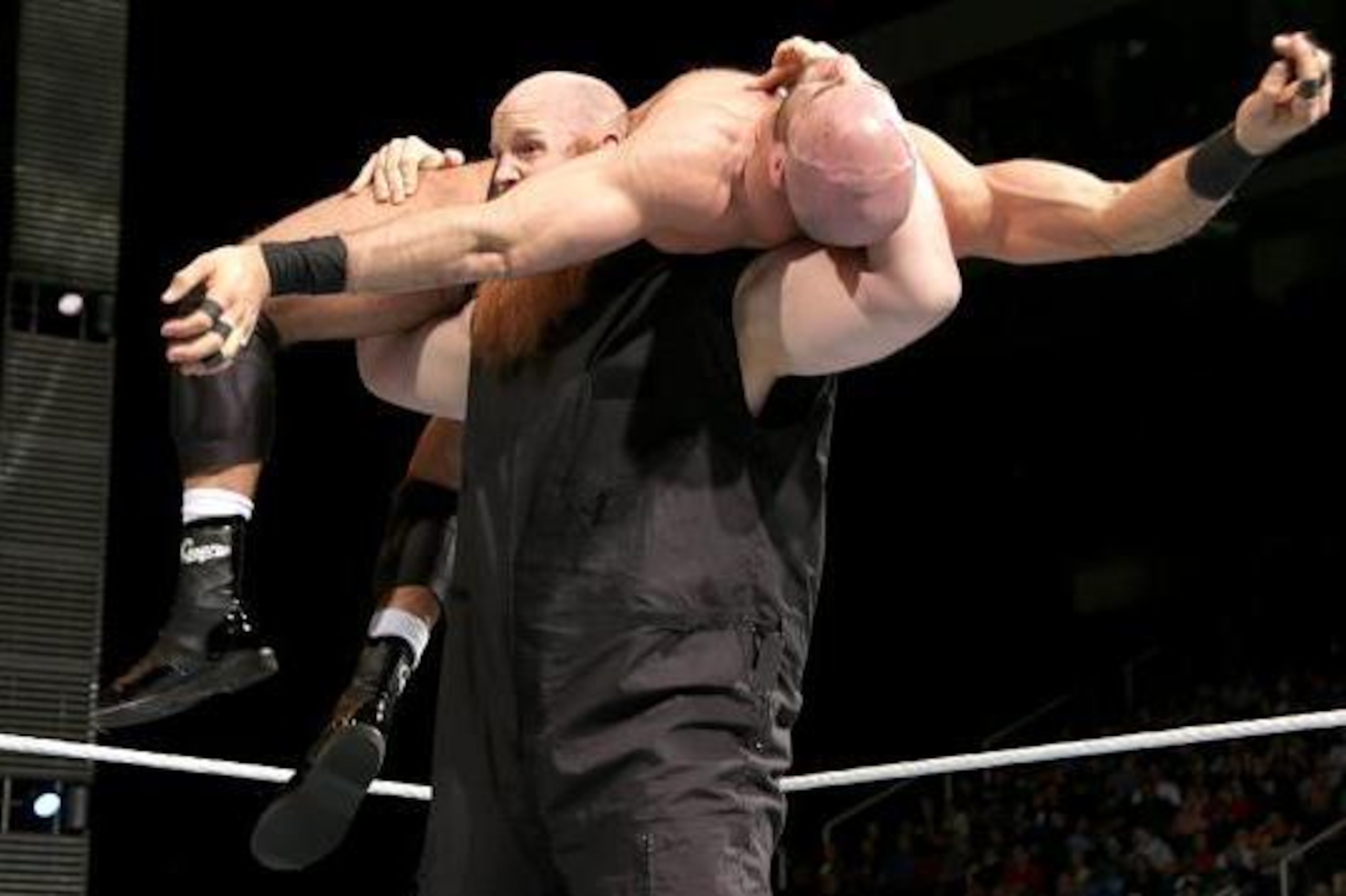 Erick Rowan puts Cesaro in a Torture Rack.