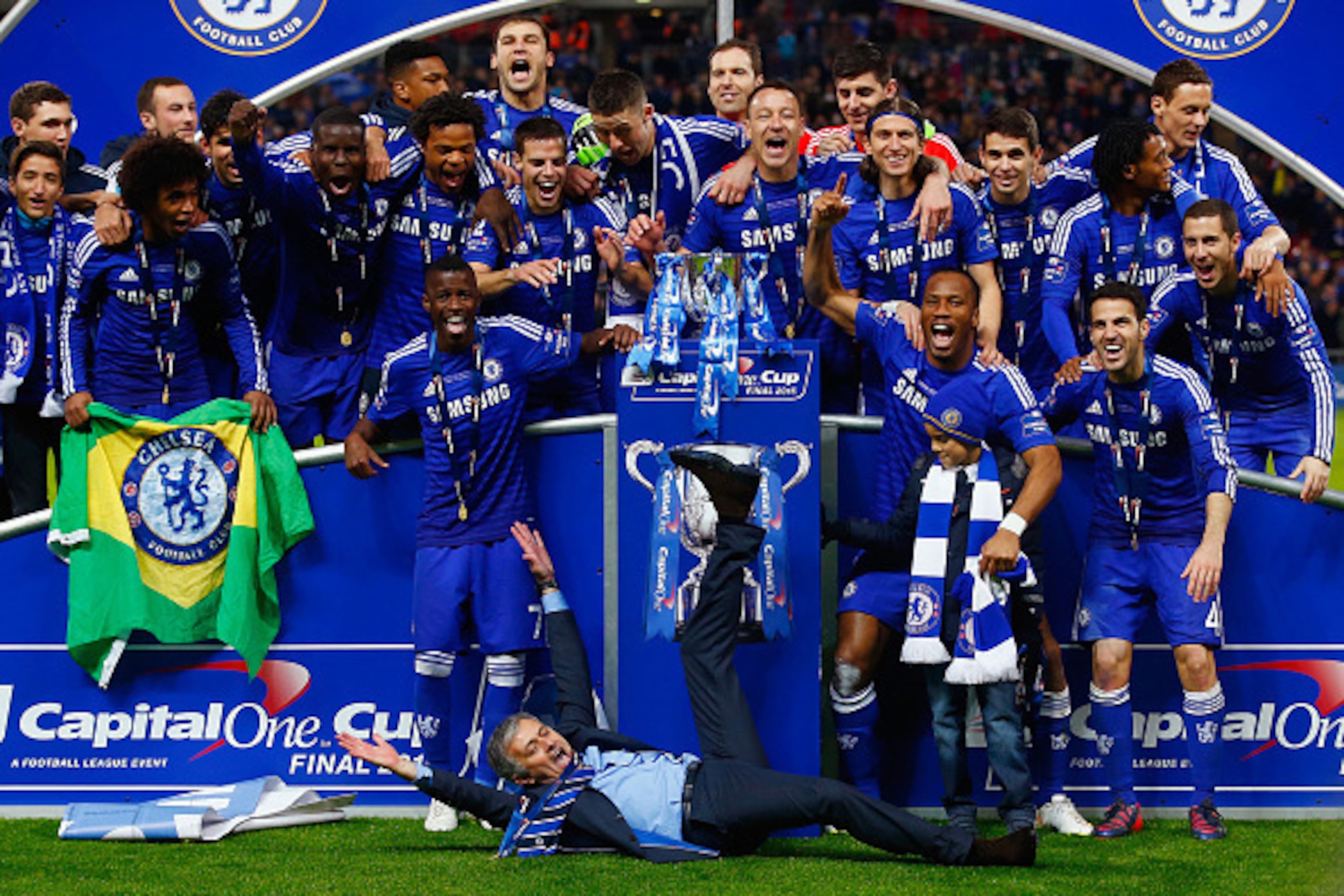 LONDON, ENGLAND - MARCH 01: (EDITORS NOTE: ALTERNATIVE CROP OF IMAGE NUMBER #464882182) Manager Jose Mourinho of Chelsea lies on the pitch as Chelsea celebrate with the trophy during the Capital One Cup Final match between Chelsea and Tottenham Hotspur a LONDON, ENGLAND - MARCH 01: (EDITORS NOTE: ALTERNATIVE CROP OF IMAGE NUMBER #464882182) Manager Jose Mourinho of Chelsea lies on the pitch as Chelsea celebrate with the trophy during the Capital One Cup Final match between Chelsea and Tottenham Hotspur a