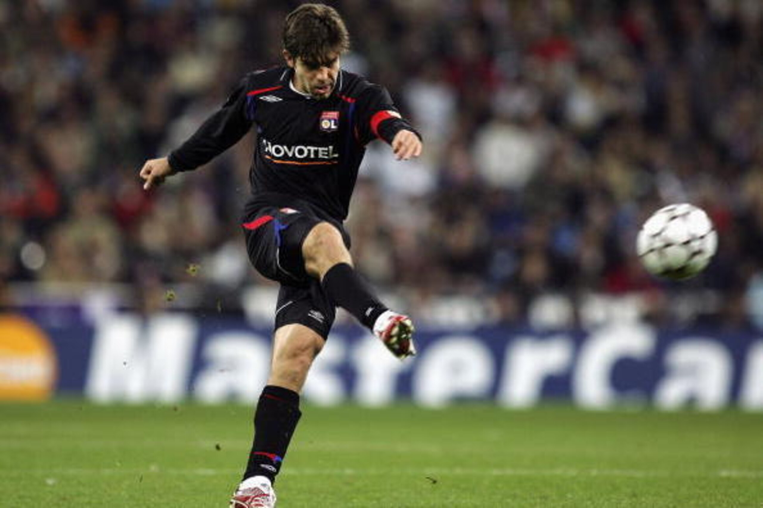 MADRID, SPAIN - NOVEMBER 21:  Juninho Pernambucano of Lyon takes a free kick during the UEFA Champions League Group E match between Real Madrid and Olympique Lyon at the Santiago Bernabeu stadium on November 21, 2006 in Madrid, Spain. The match ended a 2-