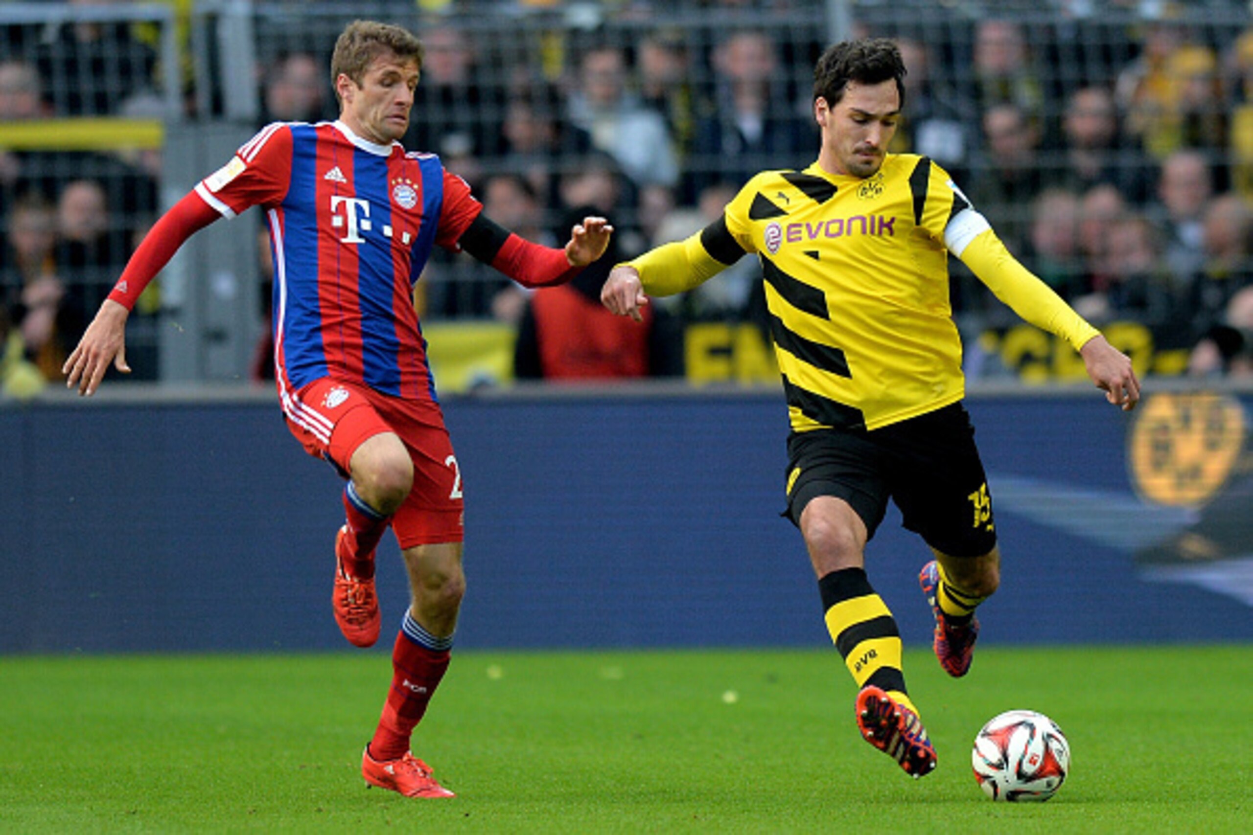 DORTMUND, GERMANY - APRIL 04:  (L-R) Thomas Mueller of Muenchen vies with Mats Hummels of Dortmund during the Bundesliga match between Borussia Dortmund and FC Bayern Muenchen at Signal Iduna Park on April 4, 2015 in Dortmund, Germany.  (Photo by Sascha S