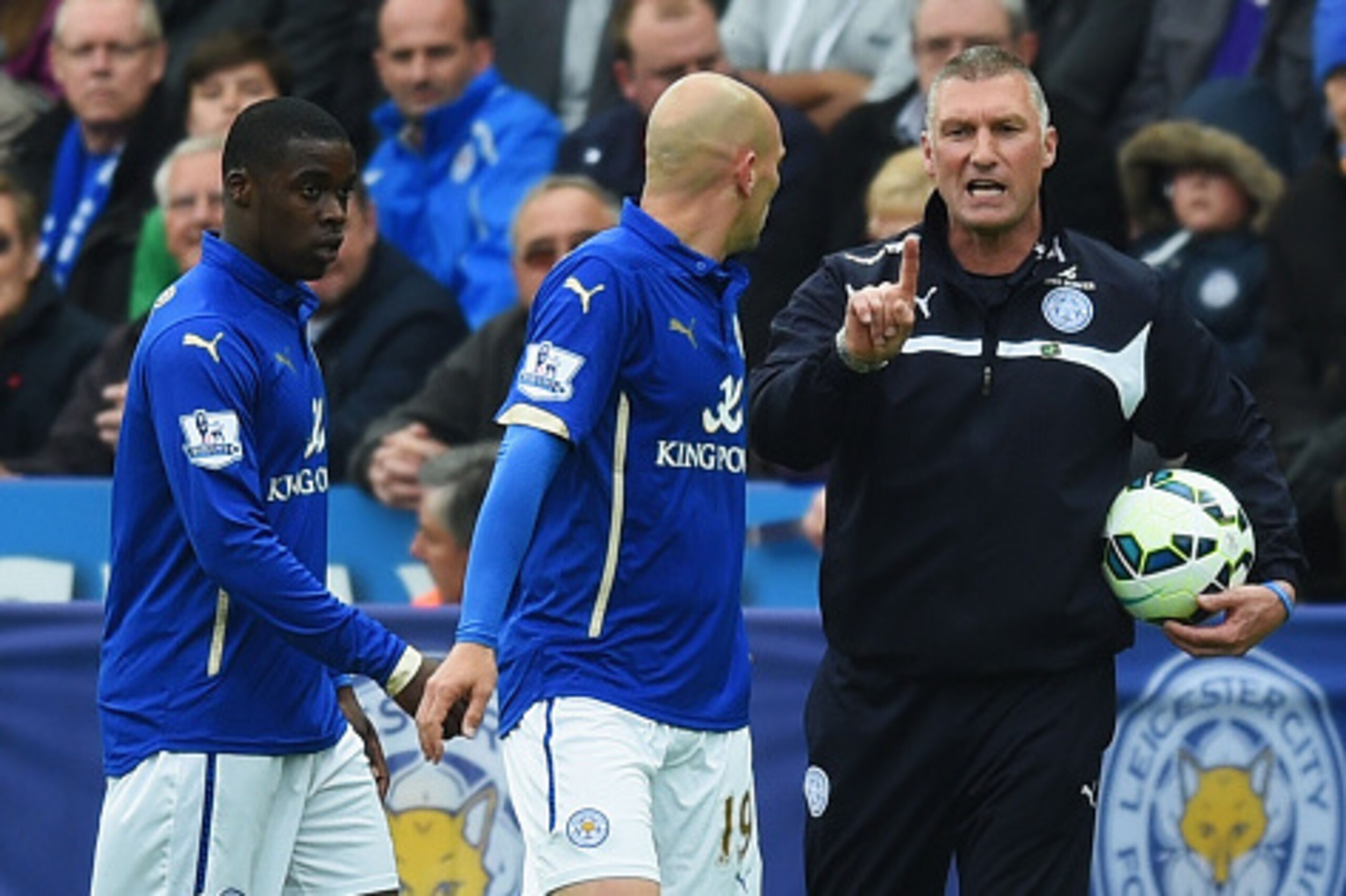 LEICESTER, ENGLAND - MAY 09:  Nigel Pearson manager of Leicester City gives instructions to Esteban Cambiasso of Leicester City during the Barclays Premier League match between Leicester City and Southampton at The King Power Stadium on May 9, 2015 in Lei