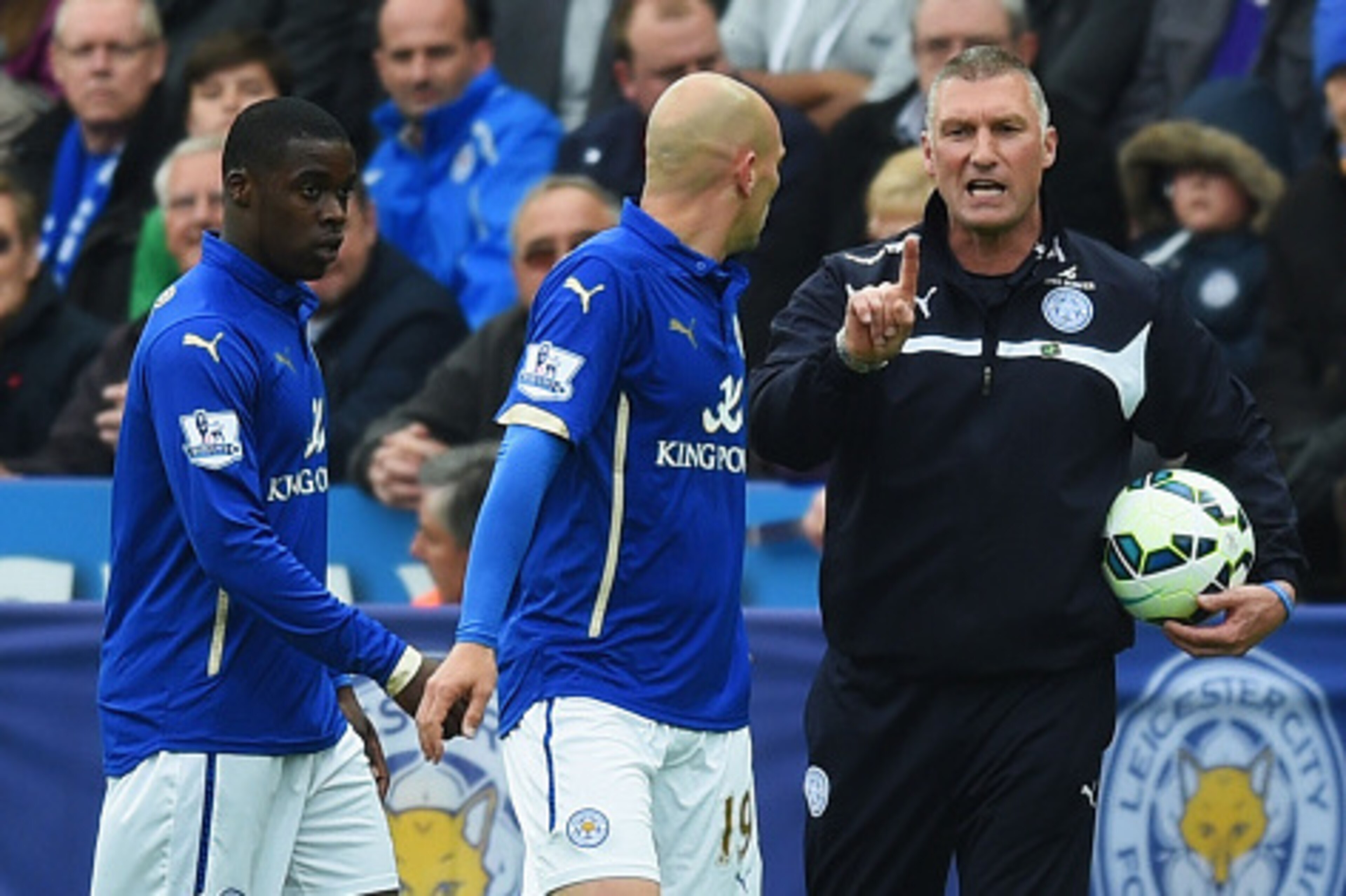 LEICESTER, ENGLAND - MAY 09:  Nigel Pearson manager of Leicester City gives instructions to Esteban Cambiasso of Leicester City during the Barclays Premier League match between Leicester City and Southampton at The King Power Stadium on May 9, 2015 in Lei