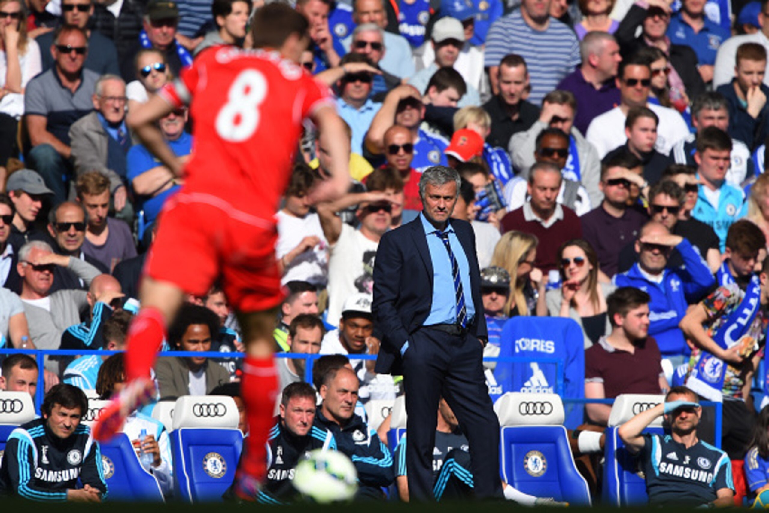 LONDON, ENGLAND - MAY 10:  Jose Mourinho manager of Chelsea glances at Steven Gerrard of Liverpool in action during the Barclays Premier League match between Chelsea and Liverpool at Stamford Bridge on May 10, 2015 in London, England.  (Photo by Shaun Bot