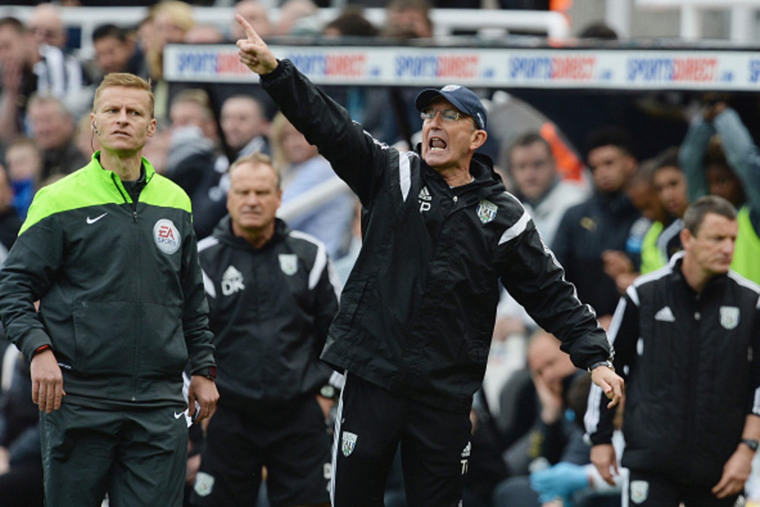 NEWCASTLE UPON TYNE, ENGLAND - MAY 09:  Tony Pulis, manager of West Brom gives instructions during the Barclays Premier League match between Newcastle United and West Bromwich Albion at St James' Park on May 9, 2015 in Newcastle upon Tyne, England.  (Phot