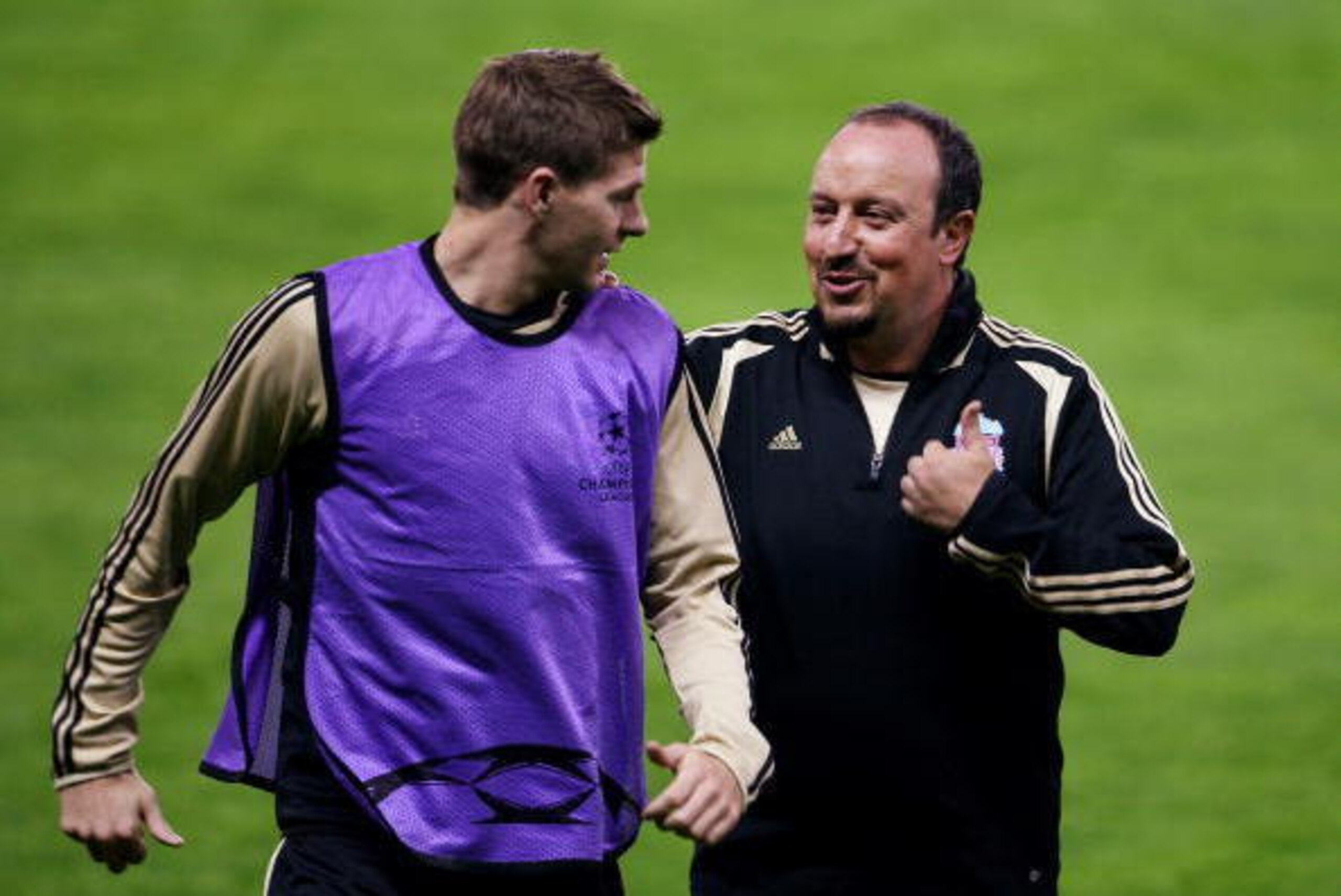 MADRID, SPAIN - OCTOBER 21:  Rafael Benitez, manager of Liverpool, talks to Steven Gerrard during training before the UEFA Champions League Group D match between Atletico Madrid and Liverpool at the Vicente Calderon Stadium on October 21, 2008 in Madrid, 