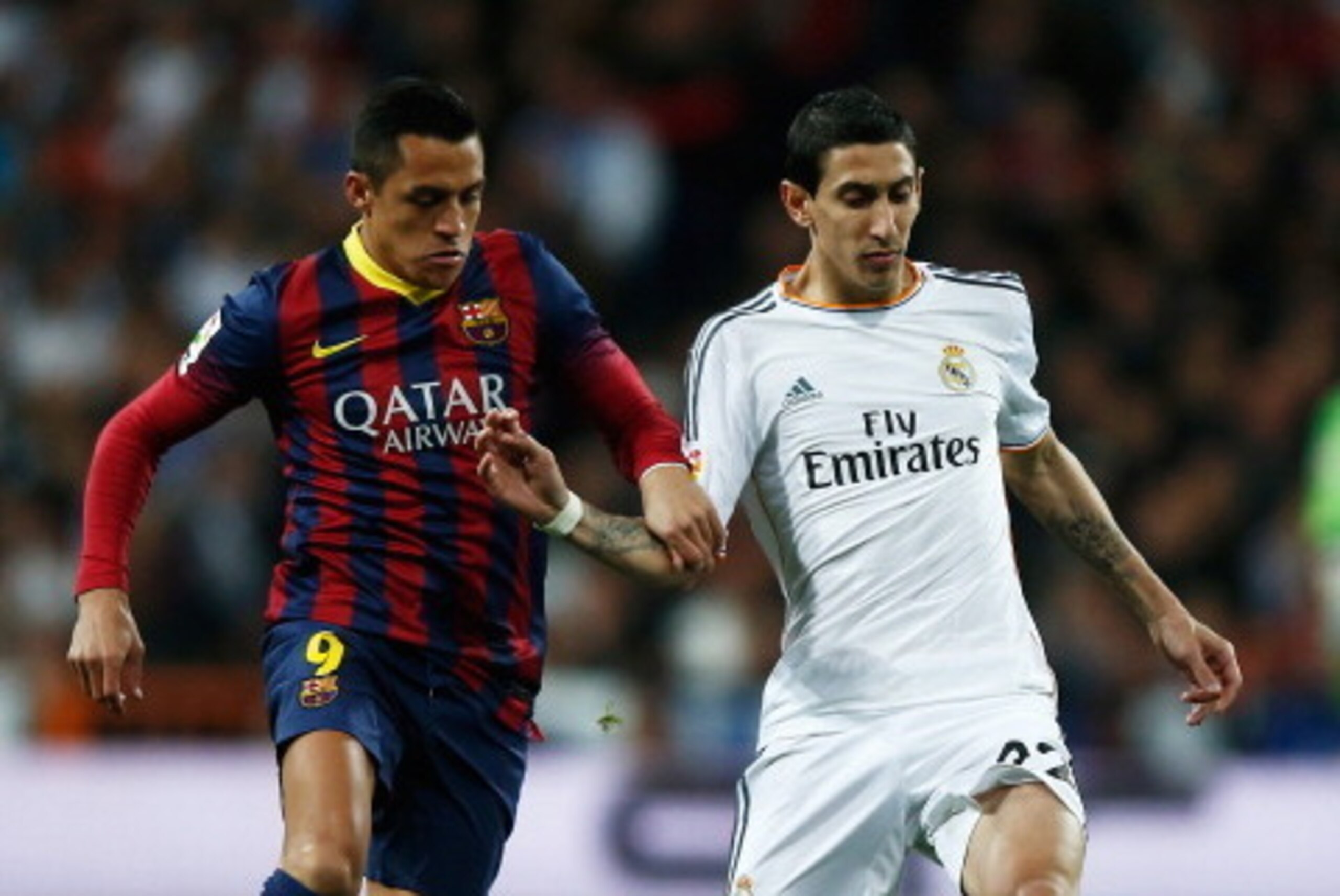 MADRID, SPAIN - MARCH 23: Angel Di Maria of Real Madrid is challenged by Alexis Sanchez of Barcelona during the La Liga match between Real Madrid CF and FC Barcelona at the Bernabeu on March 23, 2014 in Madrid, Spain. (Photo by Gonzalo Arroyo Moreno/Gett MADRID, SPAIN - MARCH 23: Angel Di Maria of Real Madrid is challenged by Alexis Sanchez of Barcelona during the La Liga match between Real Madrid CF and FC Barcelona at the Bernabeu on March 23, 2014 in Madrid, Spain. (Photo by Gonzalo Arroyo Moreno/Gett