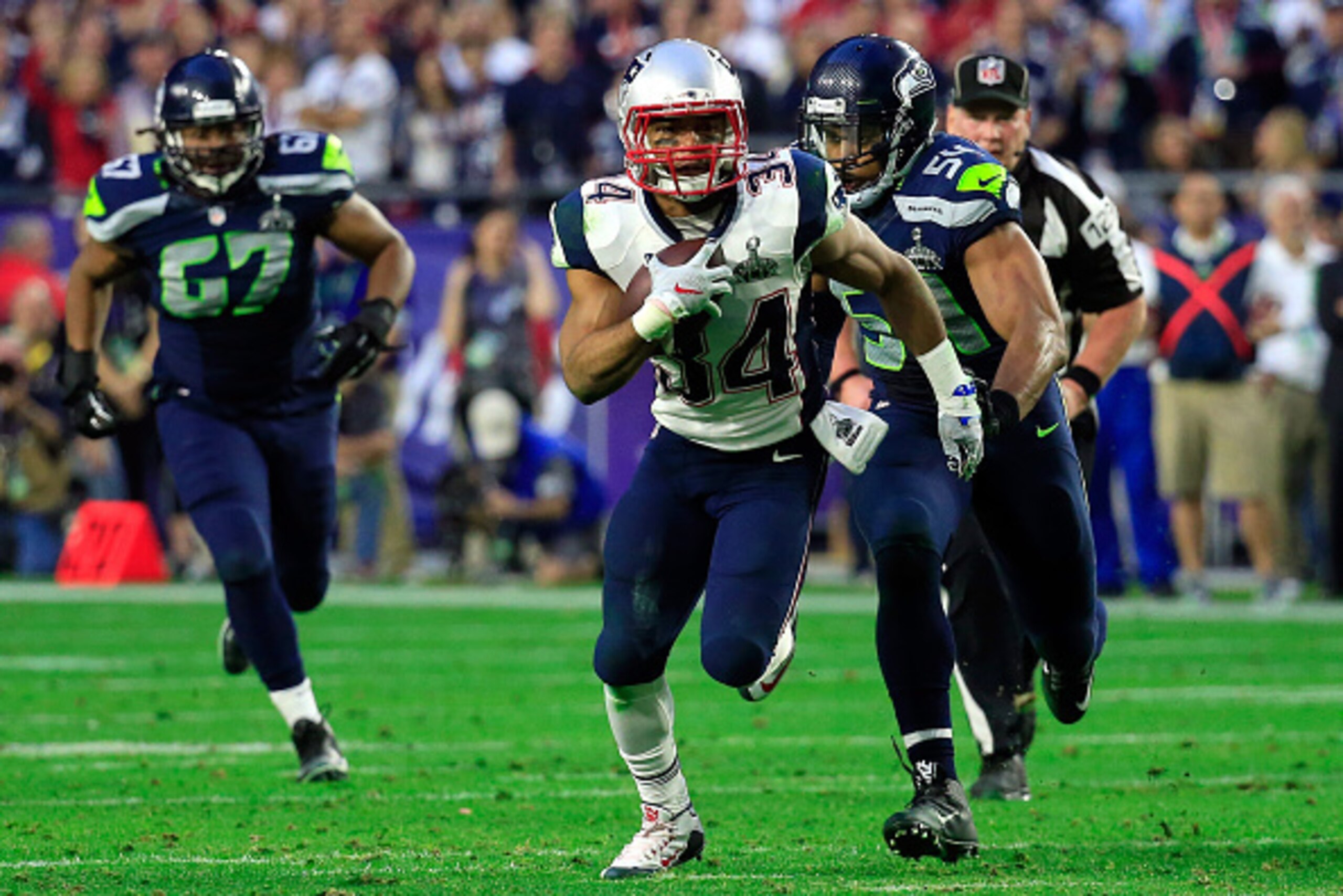 GLENDALE, AZ - FEBRUARY 01: Shane Vereen #34 of the New England Patriots runs with the ball against Bobby Wagner #54 of the Seattle Seahawks during Super Bowl XLIX at University of Phoenix Stadium on February 1, 2015 in Glendale, Arizona. (Photo by Ro GLENDALE, AZ - FEBRUARY 01: Shane Vereen #34 of the New England Patriots runs with the ball against Bobby Wagner #54 of the Seattle Seahawks during Super Bowl XLIX at University of Phoenix Stadium on February 1, 2015 in Glendale, Arizona. (Photo by Ro