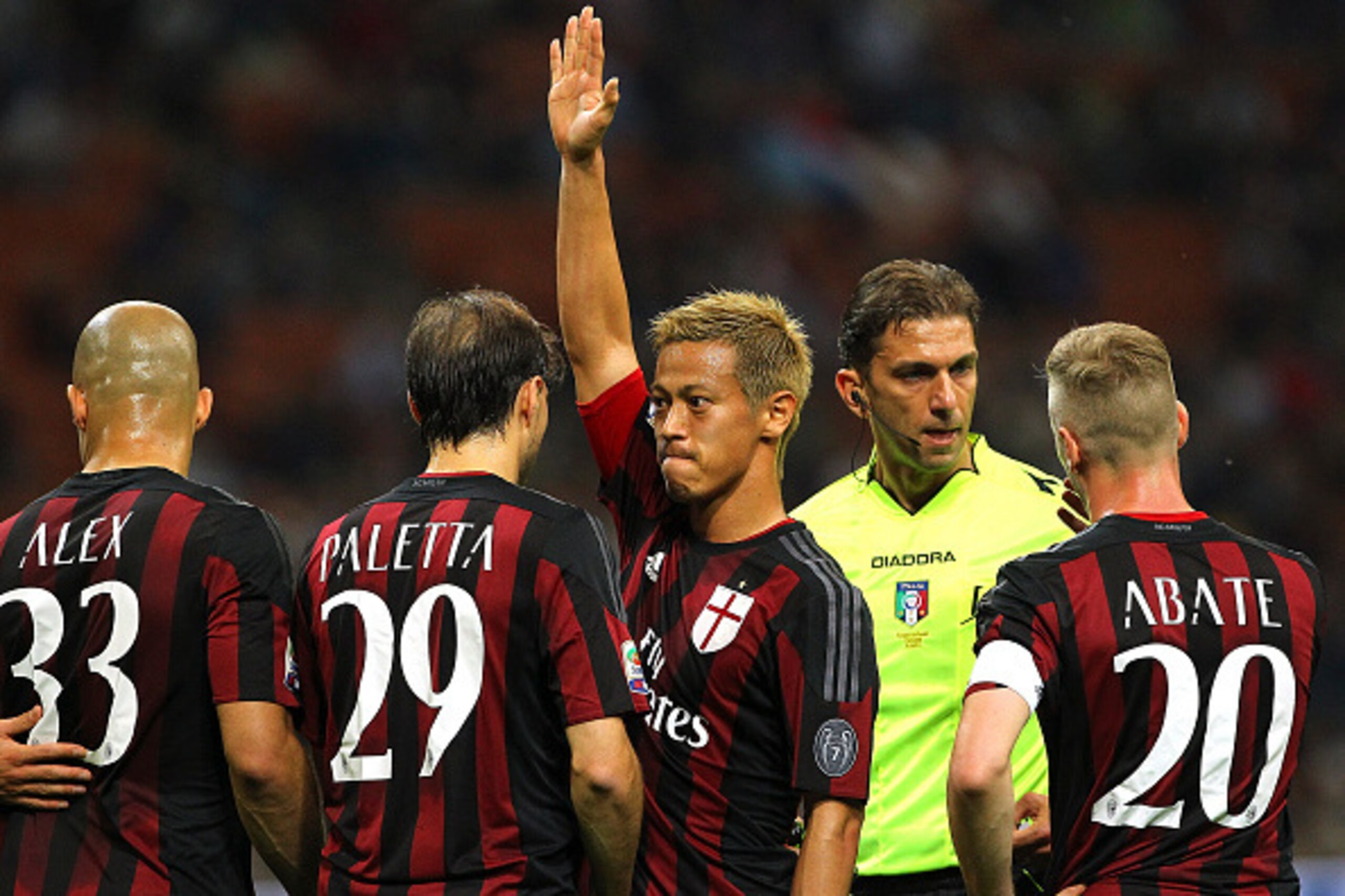 MILAN, ITALY - MAY 09:  Keisuke Honda (C) of AC Milan gestures during the Serie a match between AC Milan and AS Roma at Stadio Giuseppe Meazza on May 9, 2015 in Milan, Italy.  (Photo by Marco Luzzani/Getty Images)