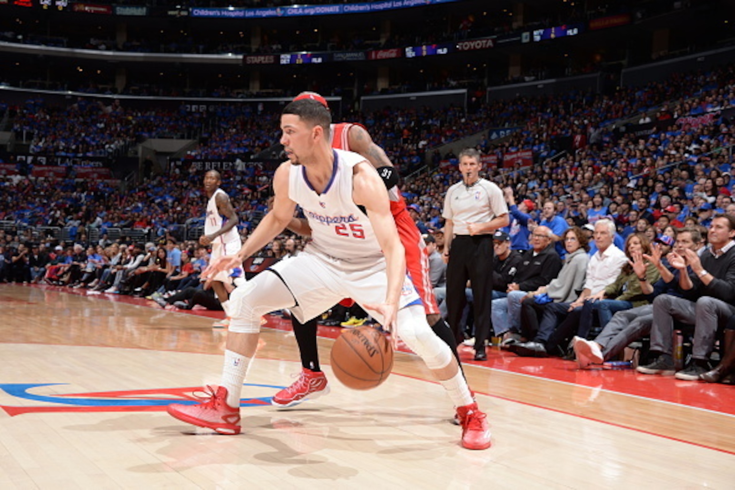 LOS ANGELES, CA - MAY 14:  Austin Rivers #25 of the Los Angeles Clippers drives to the basket against the Houston Rockets in Game Six of the Western Conference Semifinals during the 2015 NBA Playoffs on May 14, 2015 at Staples Center in Los Angeles, Calif