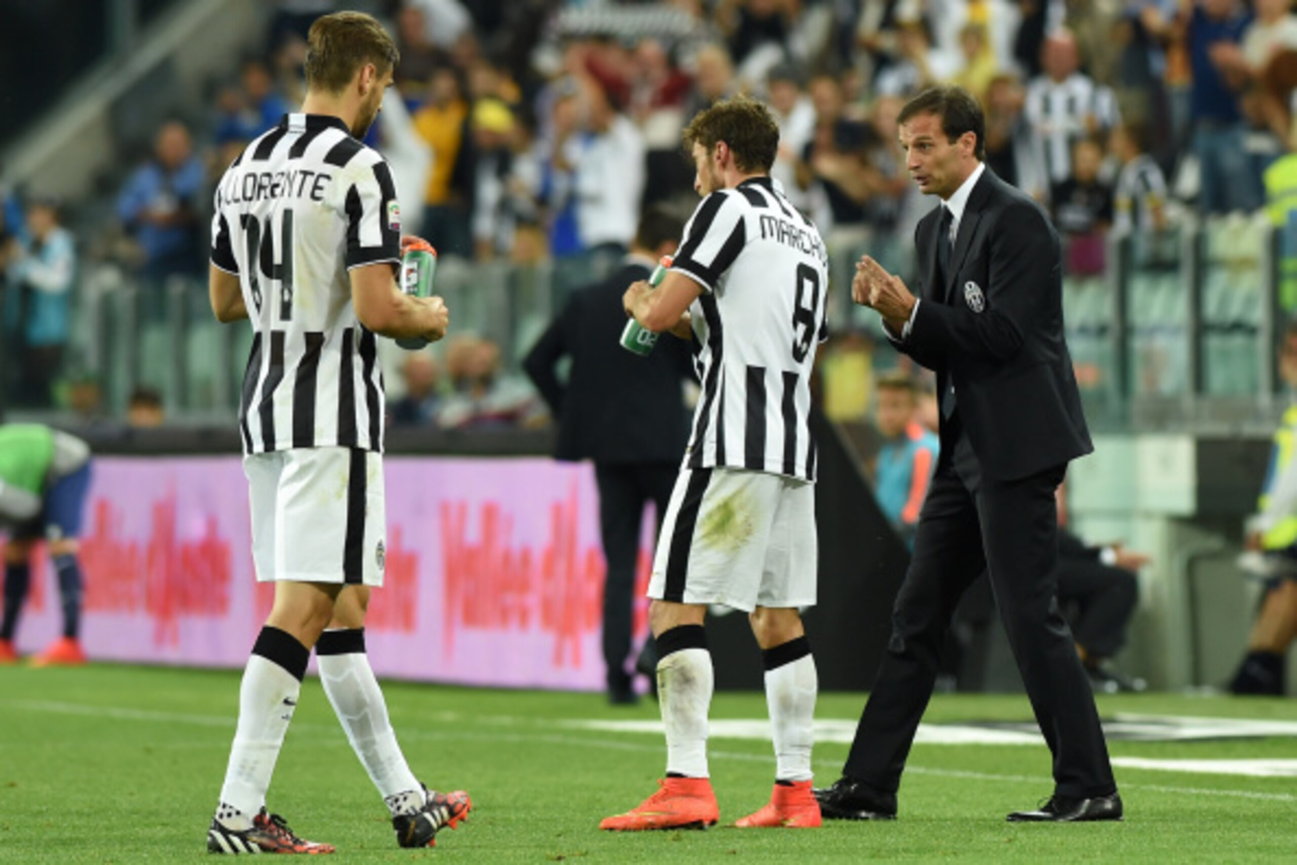 TURIN, ITALY - SEPTEMBER 13:  Juventus FC head coach Massimiliano Allegri (R) issues instructions to Claudio Marchisio during the Serie A match between Juventus FC and Udinese Calcio at Juventus Arena on September 13, 2014 in Turin, Italy.  (Photo by Vale