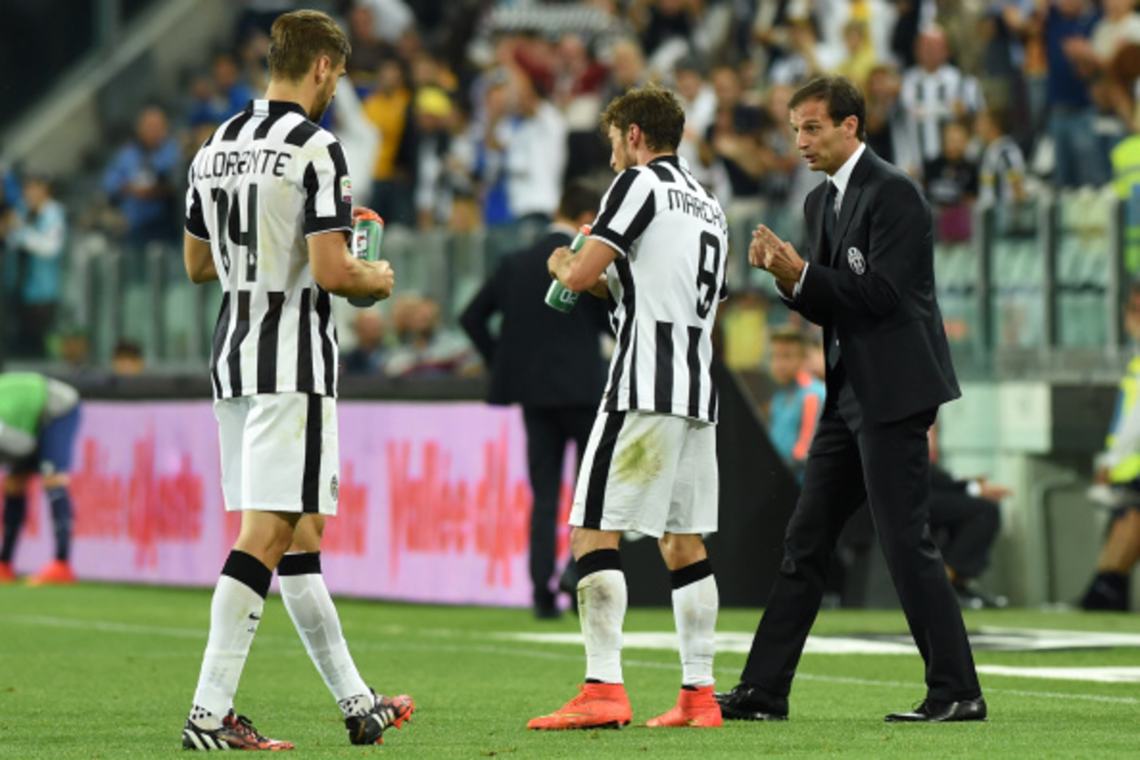 TURIN, ITALY - SEPTEMBER 13:  Juventus FC head coach Massimiliano Allegri (R) issues instructions to Claudio Marchisio during the Serie A match between Juventus FC and Udinese Calcio at Juventus Arena on September 13, 2014 in Turin, Italy.  (Photo by Vale