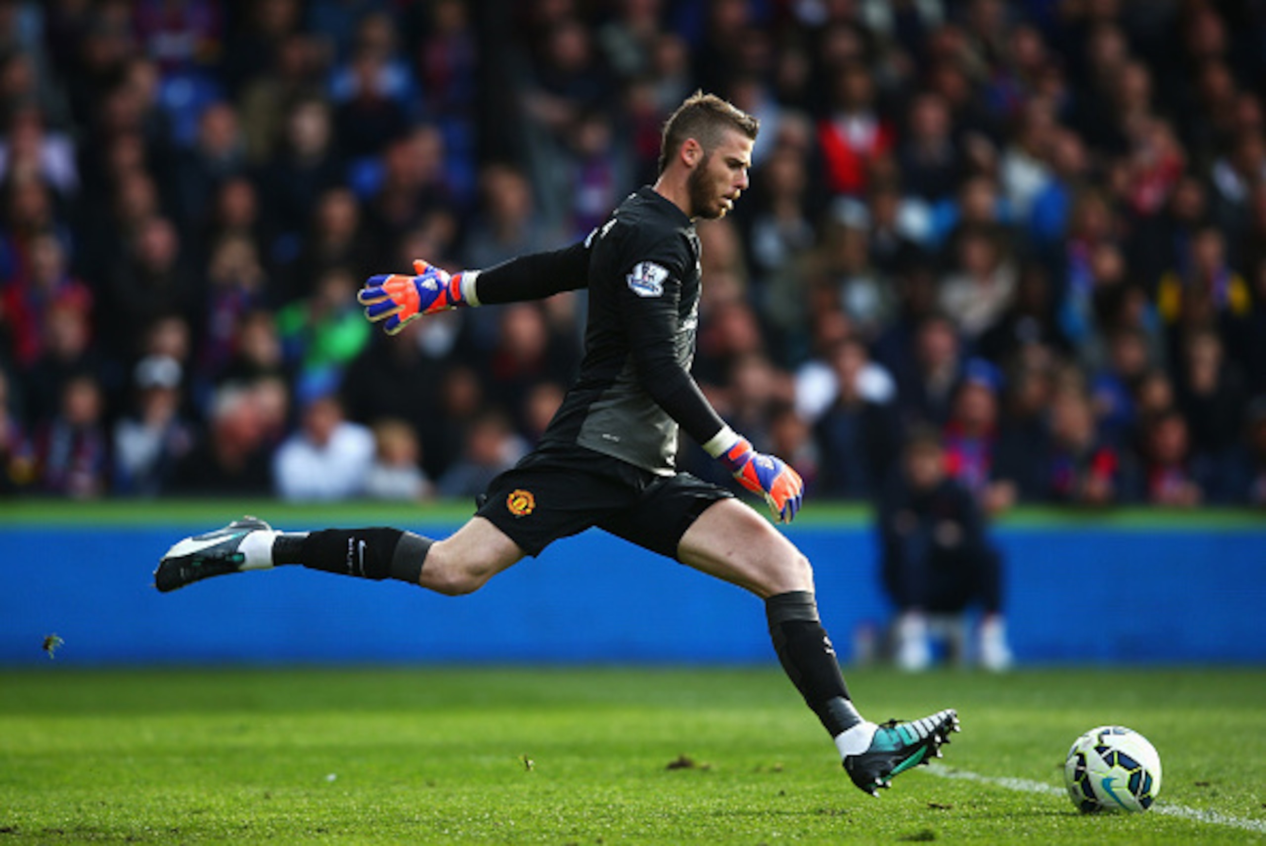 LONDON, ENGLAND - MAY 09: David De Gea of Manchester United kicks down field during the Barclays Premier League match between Crystal Palace and Manchester United at Selhurst Park on May 9, 2015 in London, England. (Photo by Clive Rose/Getty Images) LONDON, ENGLAND - MAY 09: David De Gea of Manchester United kicks down field during the Barclays Premier League match between Crystal Palace and Manchester United at Selhurst Park on May 9, 2015 in London, England. (Photo by Clive Rose/Getty Images)