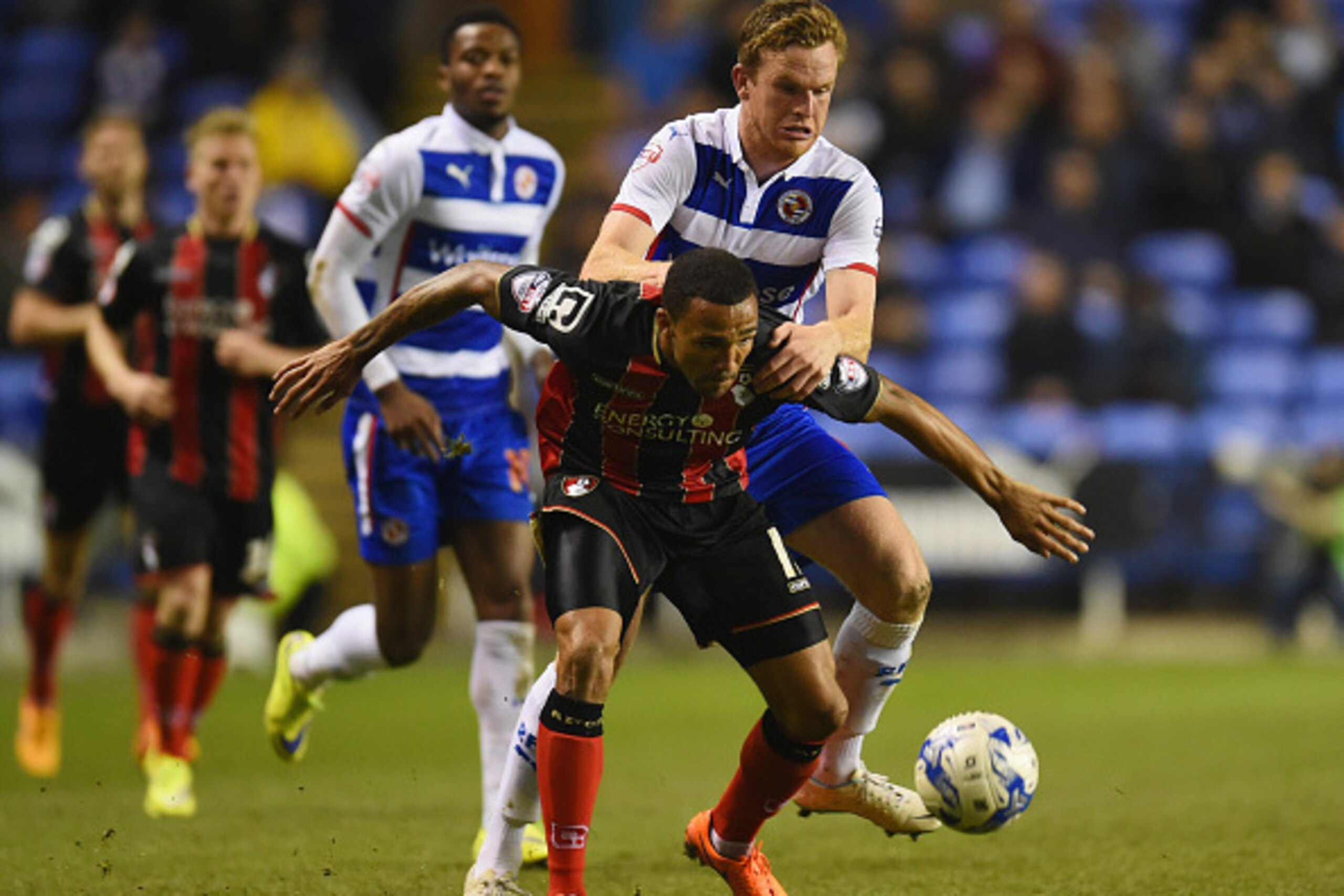 READING, ENGLAND - APRIL 14:  Callum Wilson of Bournemouth is challenged by Alex Pearce of Reading during the Sky Bet Championship match between Reading and AFC Bournemouth at Madejski Stadium on April 14, 2015 in Reading, England.  (Photo by Tom Dulat/Ge