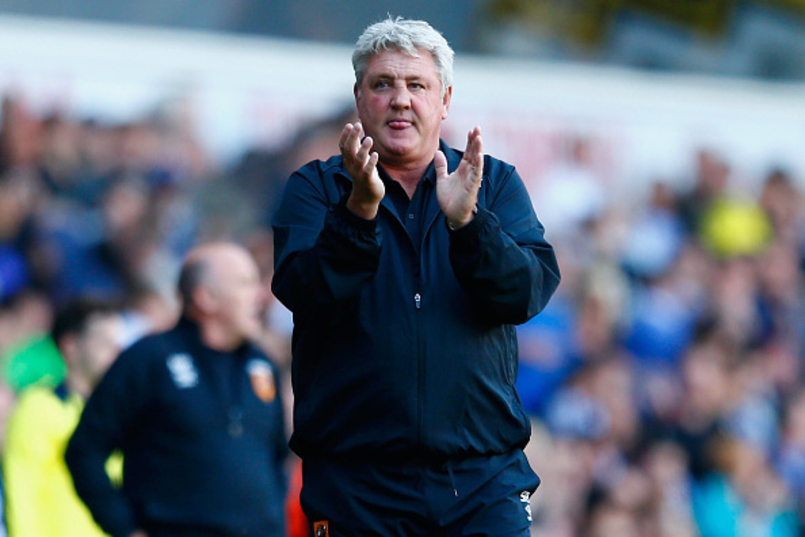 LONDON, ENGLAND - MAY 16:  Steve Bruce manager of Hull City applauds the fans after the Barclays Premier League match between  Tottenham Hotspur and Hull City at White Hart Lane on May 16, 2015 in London, England.  (Photo by Julian Finney/Getty Images)