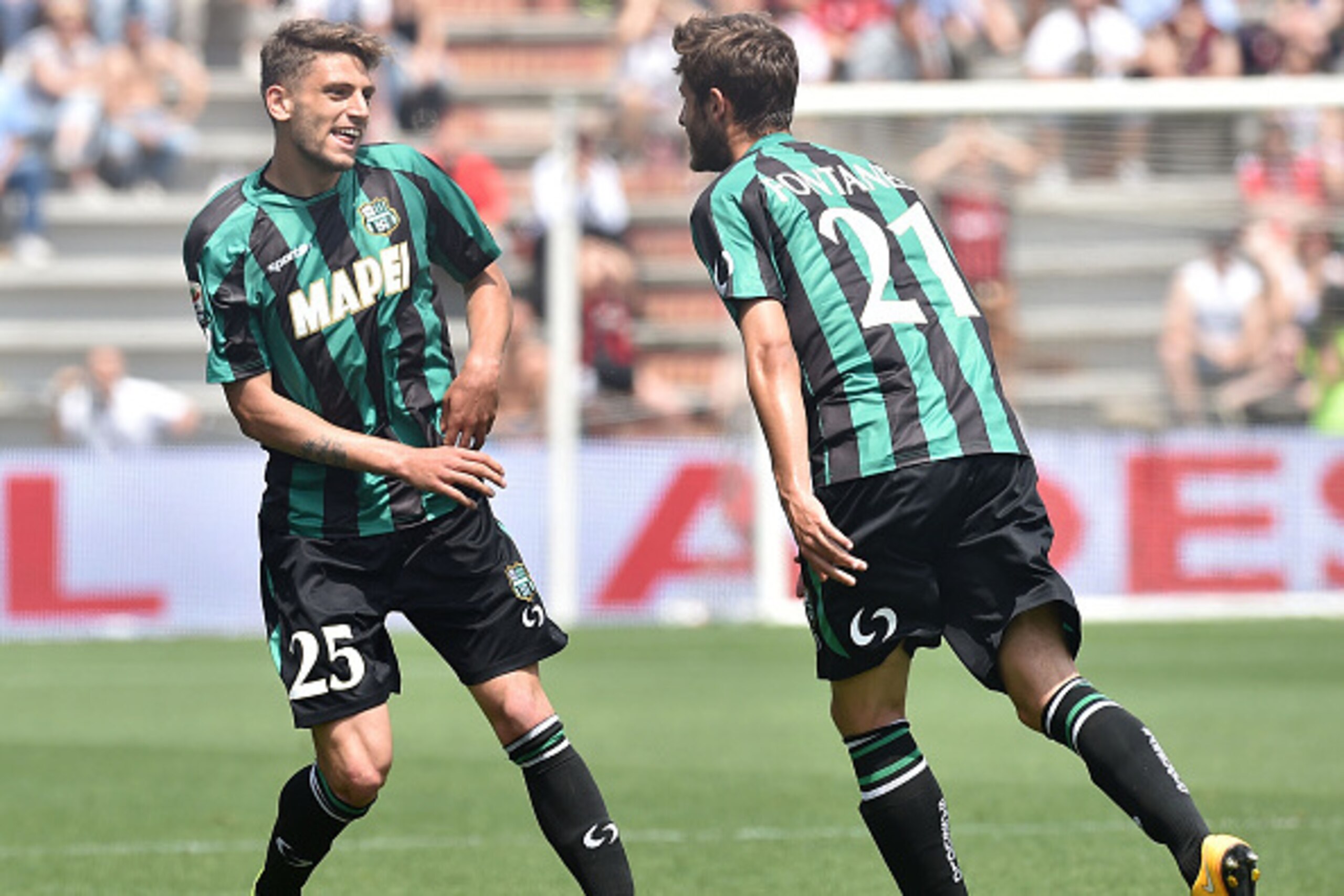 REGGIO NELL'EMILIA, ITALY - MAY 17: Domenico Berardi of Sassuolo celebrates after scoring the opening goal during the Serie A match between US Sassuolo Calcio and AC Milan on May 17, 2015 in Reggio nell'Emilia, Italy. (Photo by Giuseppe Bellini/Getty Im REGGIO NELL'EMILIA, ITALY - MAY 17: Domenico Berardi of Sassuolo celebrates after scoring the opening goal during the Serie A match between US Sassuolo Calcio and AC Milan on May 17, 2015 in Reggio nell'Emilia, Italy. (Photo by Giuseppe Bellini/Getty Im