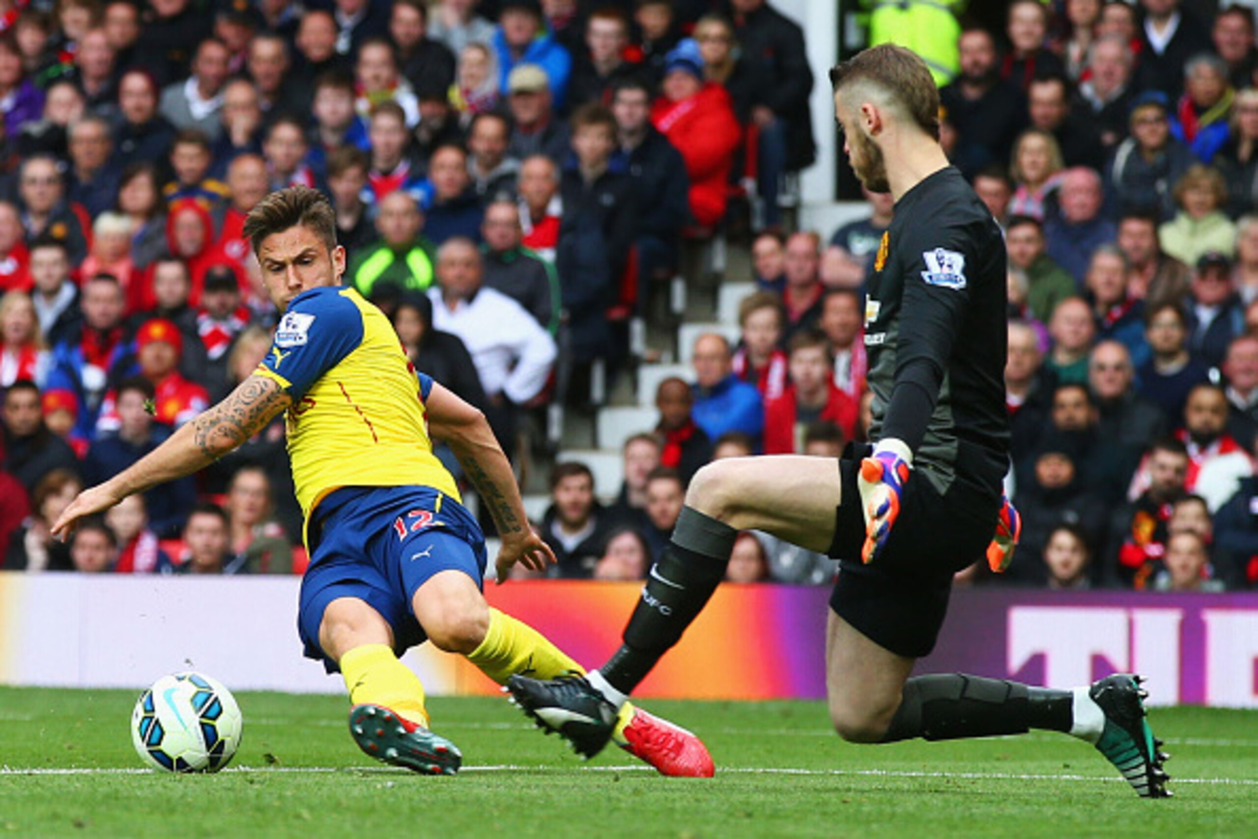 MANCHESTER, ENGLAND - MAY 17: Olivier Giroud of Arsenal is faced by David De Gea of Manchester United as he misses a chance during the Barclays Premier League match between Manchester United and Arsenal at Old Trafford on May 17, 2015 in Manchester, Engl MANCHESTER, ENGLAND - MAY 17: Olivier Giroud of Arsenal is faced by David De Gea of Manchester United as he misses a chance during the Barclays Premier League match between Manchester United and Arsenal at Old Trafford on May 17, 2015 in Manchester, Engl
