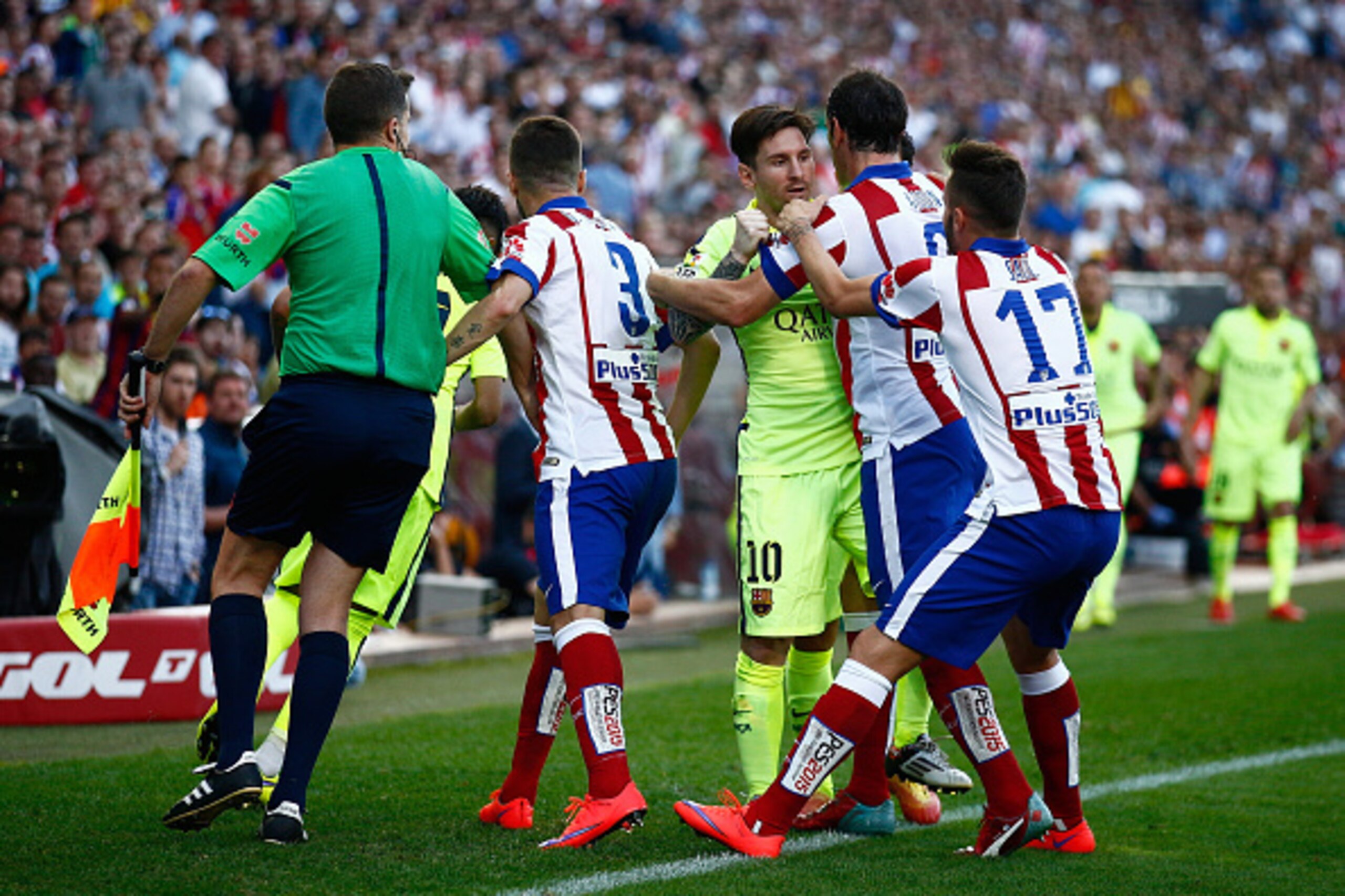 MADRID, SPAIN - MAY 17:  Lionel Messi of Barcelona clashes with Diego Godin of Atletico Madrid (2) during the La Liga match between Club Atletico de Madrid and FC Barcelona at Vicente Calderon Stadium on May 17, 2015 in Madrid, Spain.  (Photo by Gonzalo A