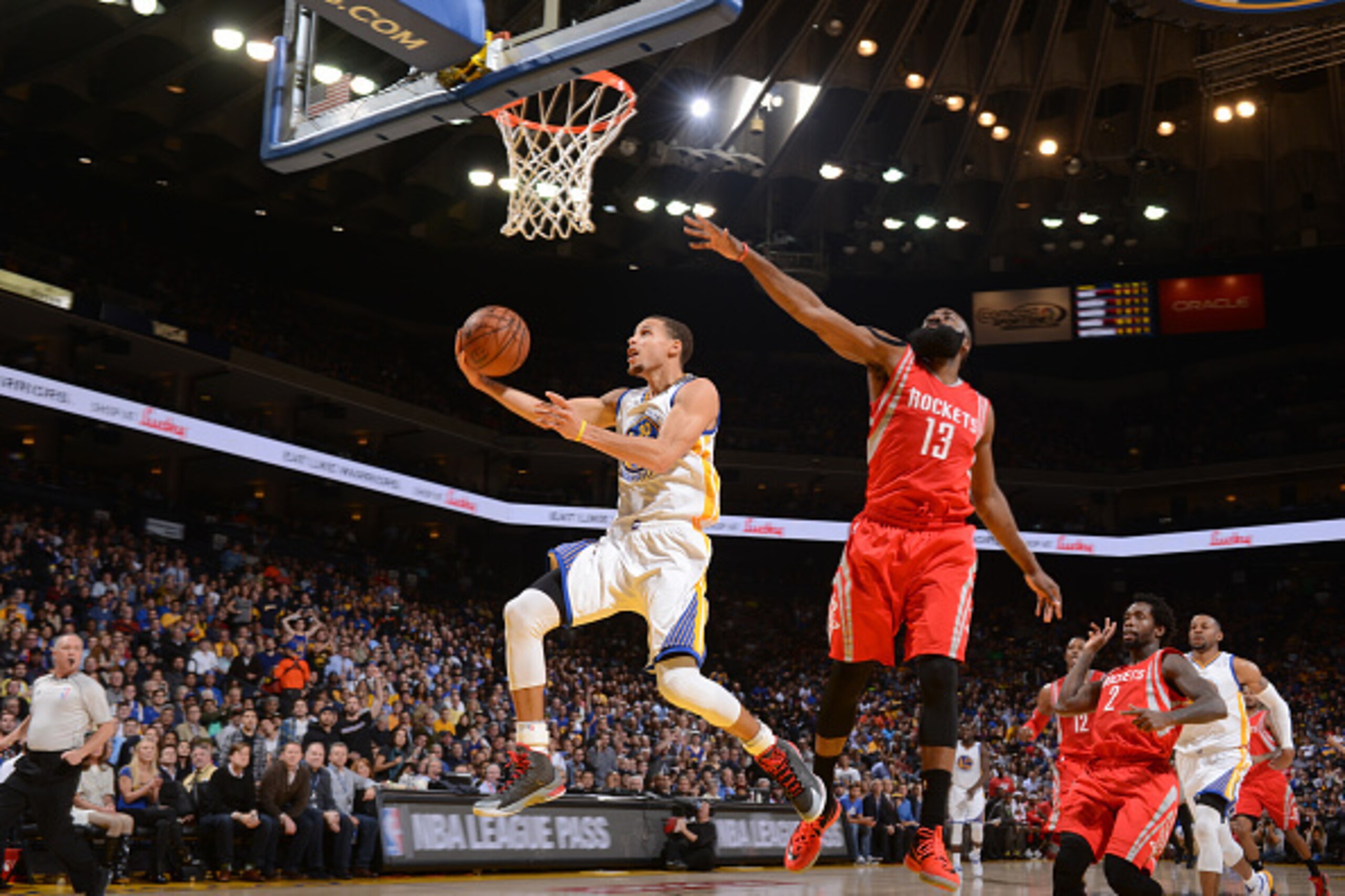 OAKLAND, CA - JANUARY 21: Stephen Curry #30 of the Golden State Warriors goes up for a shot against the Houston Rockets on January 21, 2015 at Oracle Arena in Oakland, California. NOTE TO USER: User expressly acknowledges and agrees that, by downloading OAKLAND, CA - JANUARY 21: Stephen Curry #30 of the Golden State Warriors goes up for a shot against the Houston Rockets on January 21, 2015 at Oracle Arena in Oakland, California. NOTE TO USER: User expressly acknowledges and agrees that, by downloading