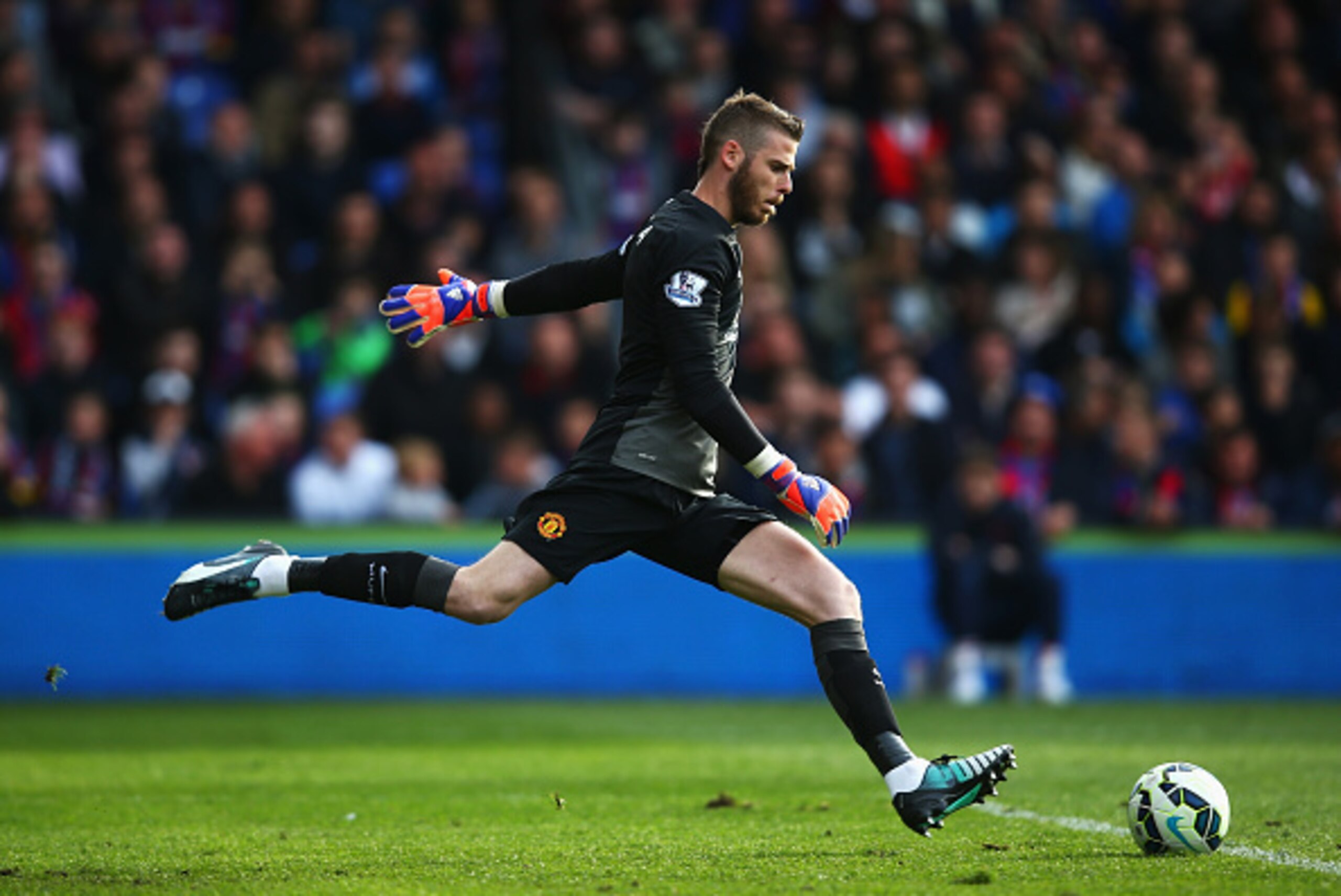 LONDON, ENGLAND - MAY 09: David De Gea of Manchester United kicks down field during the Barclays Premier League match between Crystal Palace and Manchester United at Selhurst Park on May 9, 2015 in London, England.  (Photo by Clive Rose/Getty Images)