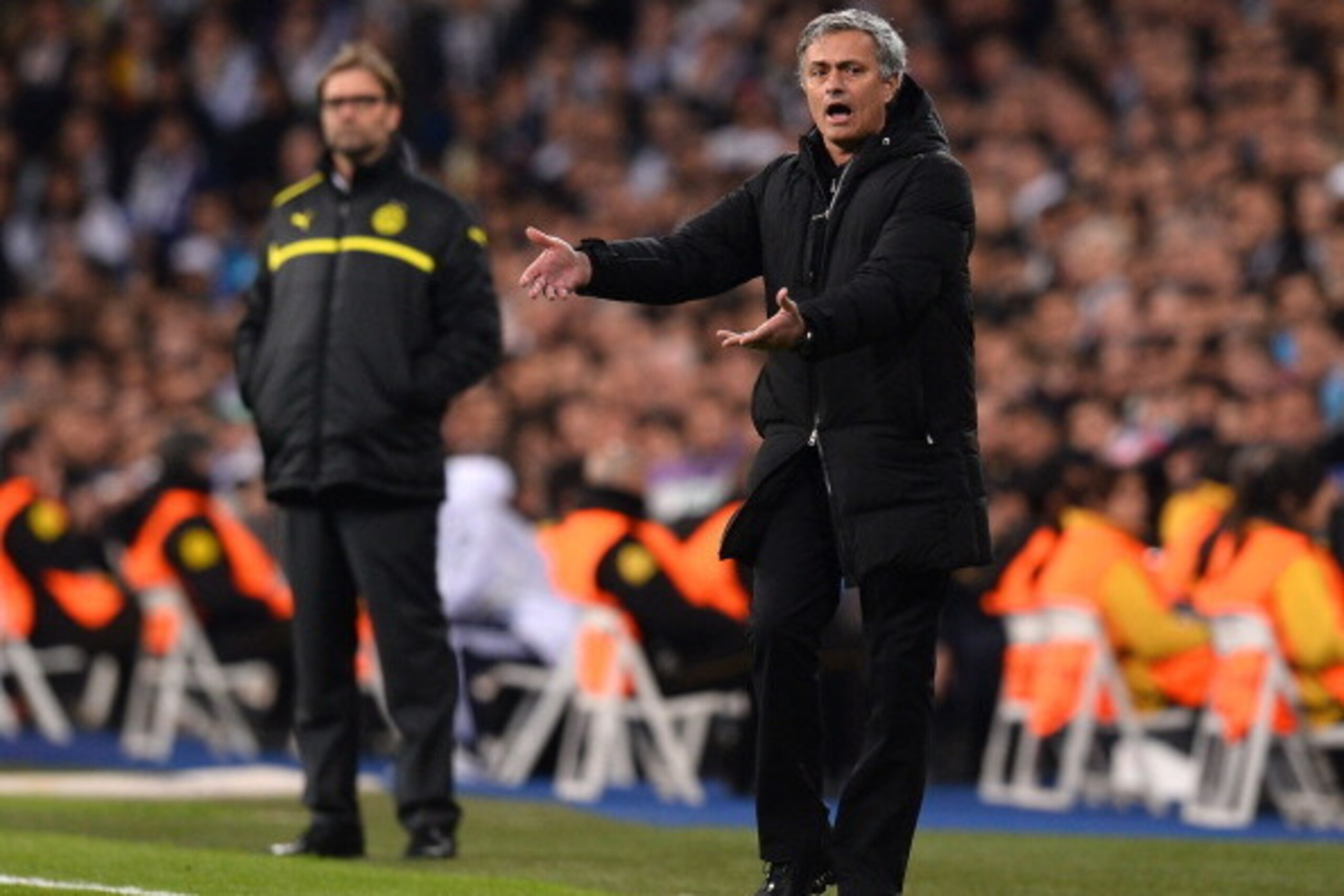 MADRID, SPAIN - APRIL 30:  Head coach Jose Mourinho of Real Madrid gives instructions during the UEFA Champions League Semi Final Second Leg match between Real Madrid and Borussia Dortmund at Estadio Santiago Bernabeu on April 30, 2013 in Madrid, Spain.  