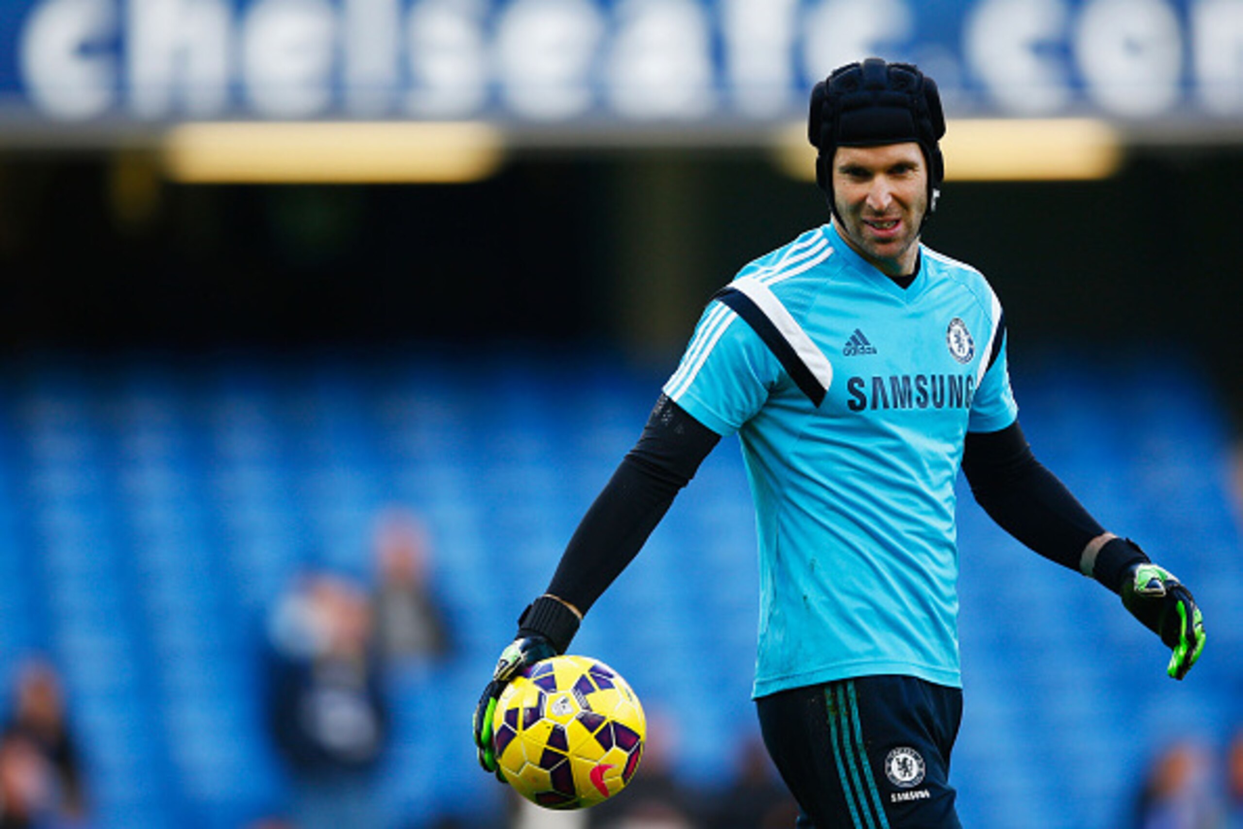 LONDON, ENGLAND - DECEMBER 13:  Goalkeeper Petr Cech of Chelsea warms up prior to the Barclays Premier League match between Chelsea and Hull City at Stamford Bridge on December 13, 2014 in London, England.  (Photo by Clive Rose/Getty Images)