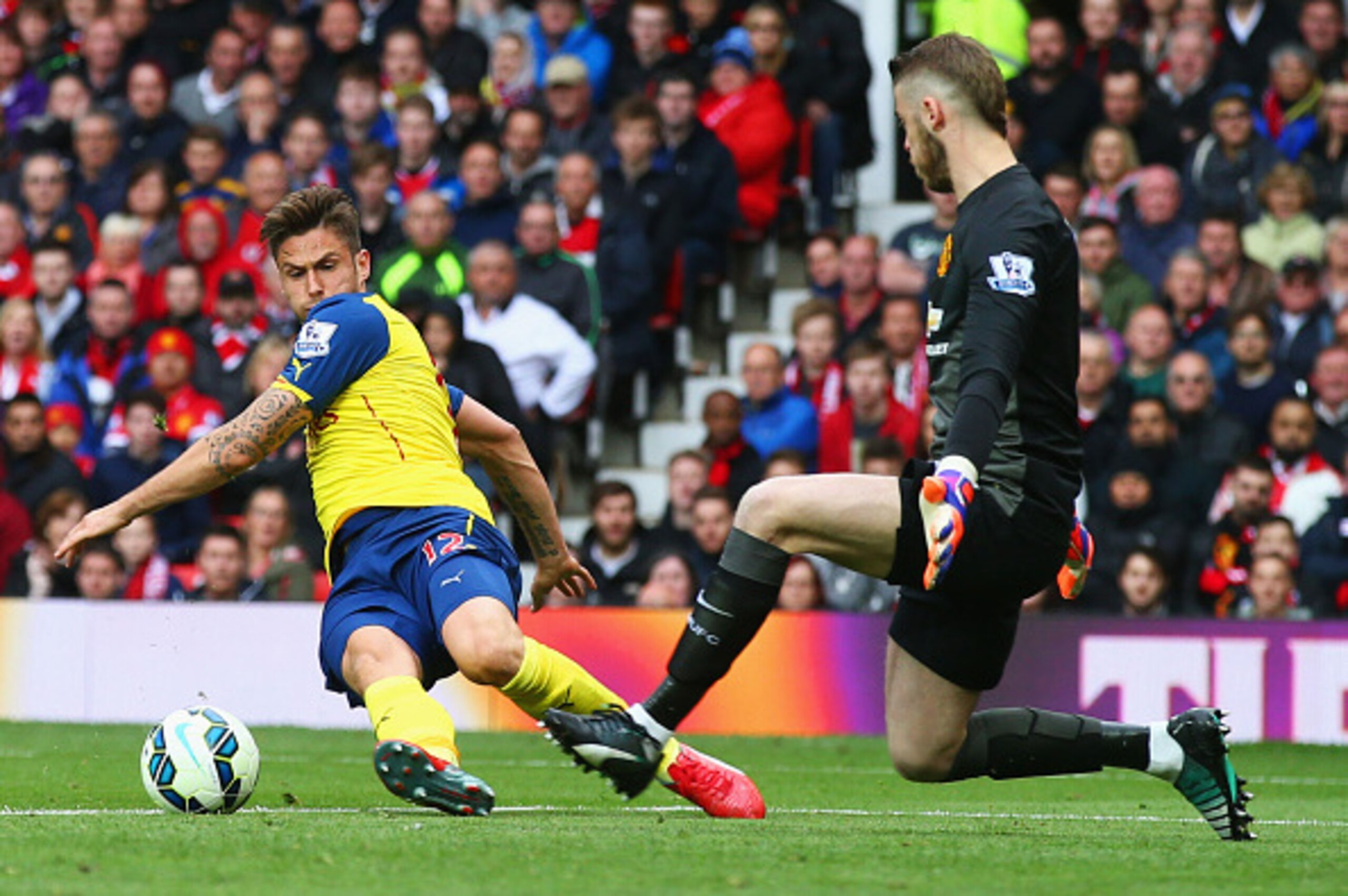 MANCHESTER, ENGLAND - MAY 17:  Olivier Giroud of Arsenal is faced by David De Gea of Manchester United as he misses a chance during the Barclays Premier League match between Manchester United and Arsenal at Old Trafford on May 17, 2015 in Manchester, Engl