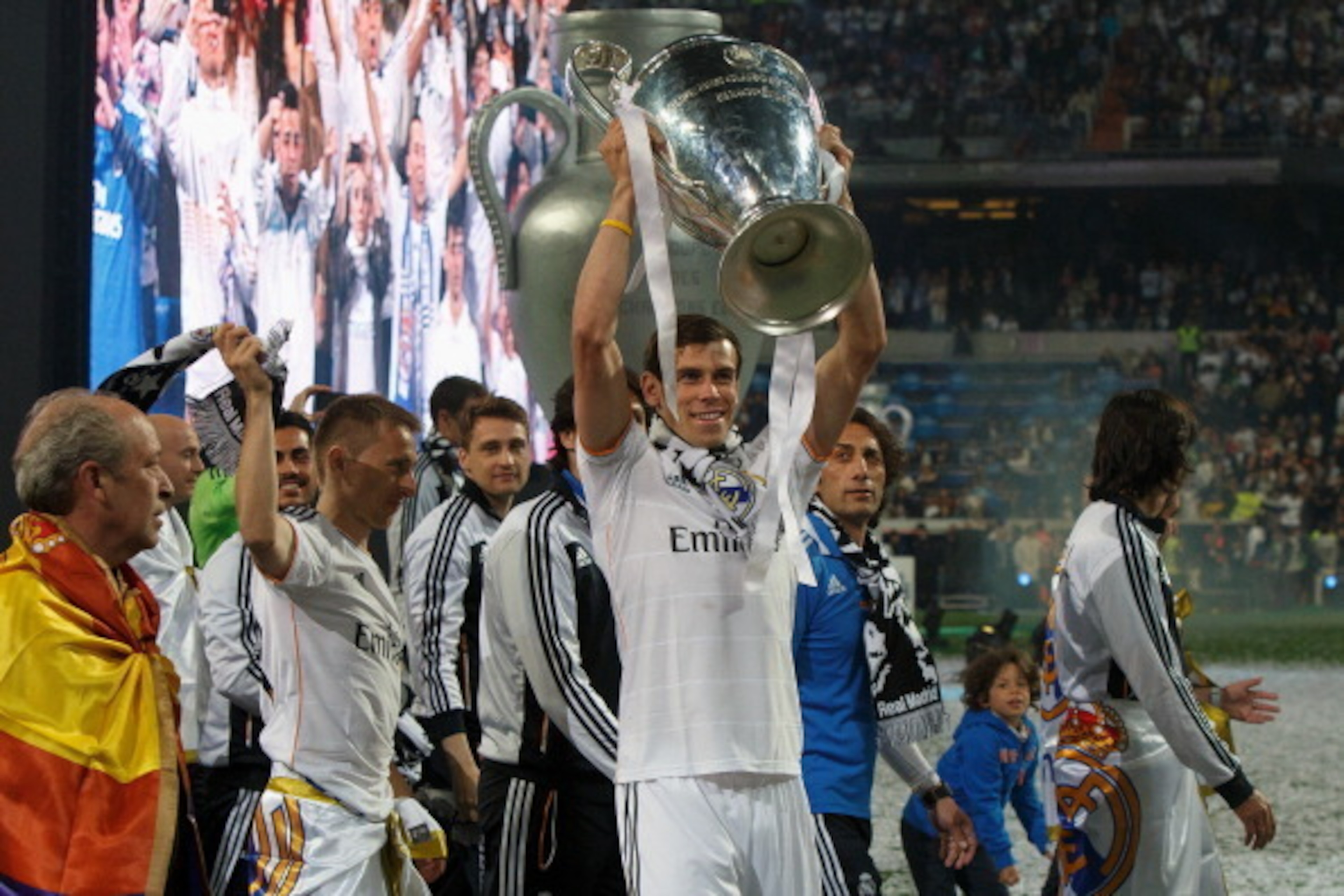MADRID, SPAIN - MAY 25:  Real Madrid player Gareth Bale lifts the trophy during the Real Madrid celebration the day after winning the UEFA Champions League final at Santiago Bernabeu Stadium on May 25, 2014 in Madrid, Spain. Real Madrid CF achieves their 
