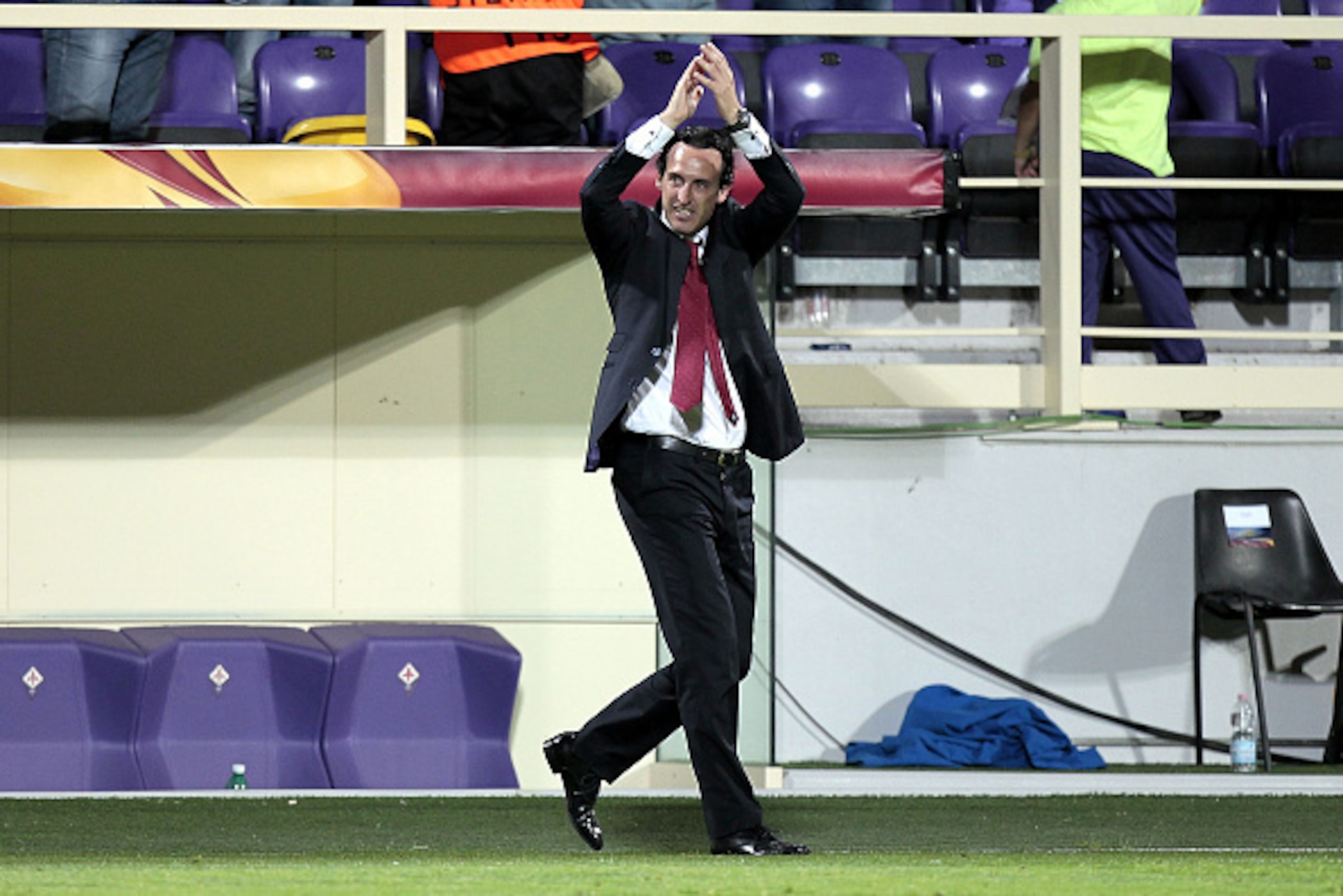 FLORENCE, ITALY - MAY 14: Unai Emery manager of FC Sevilla celebrates after winning during the UEFA Europa League Semi Final match between ACF Fiorentina and FC Sevilla on May 14, 2015 in Florence, Italy.  (Photo by Gabriele Maltinti/Getty Images)