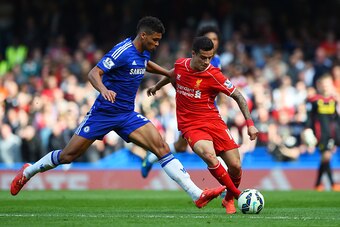 LONDON, ENGLAND - MAY 10:  Philippe Coutinho of Liverpool is closed down by Ruben Loftus-Cheek of Chelsea during the Barclays Premier League match between Chelsea and Liverpool at Stamford Bridge on May 10, 2015 in London, England.  (Photo by Shaun Botter