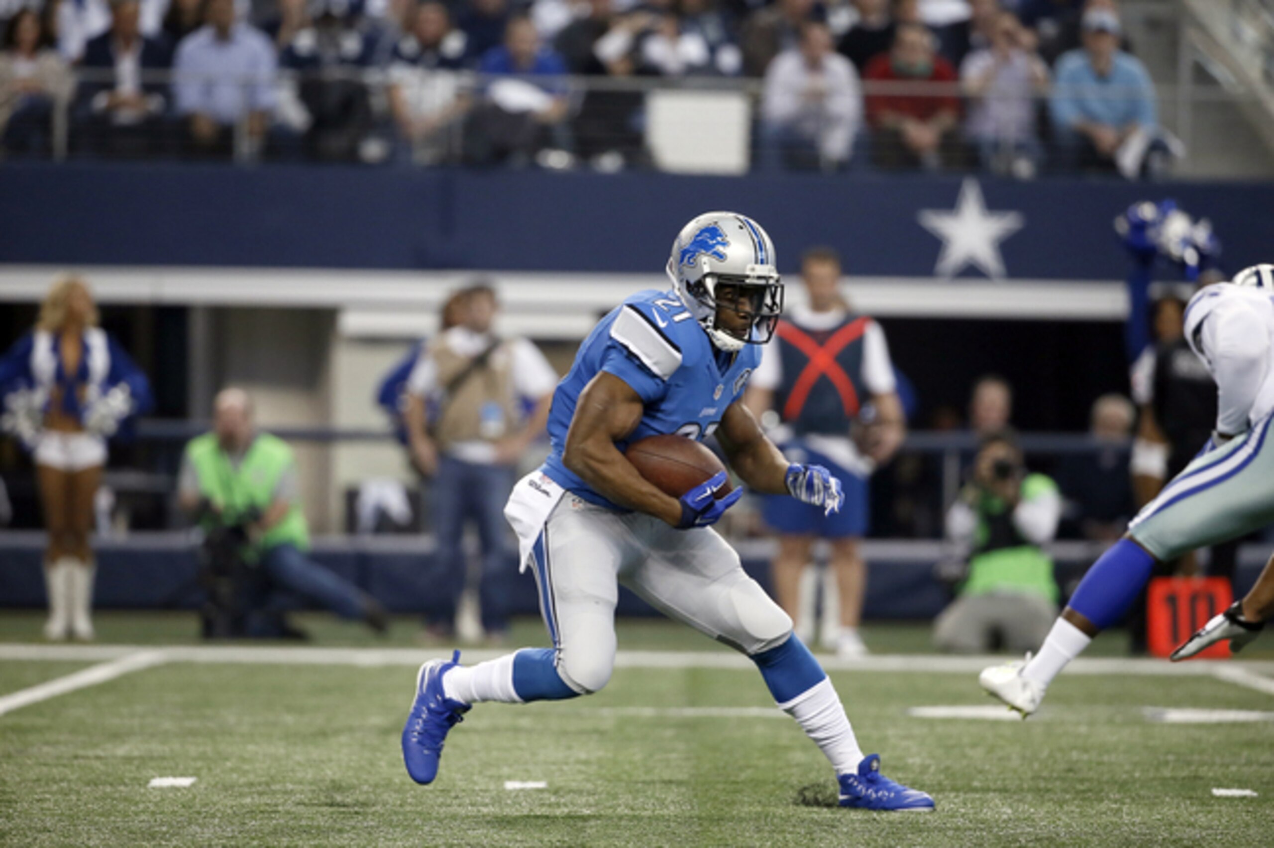 Reggie Bush gives the Niners a backfield pass-catcher.