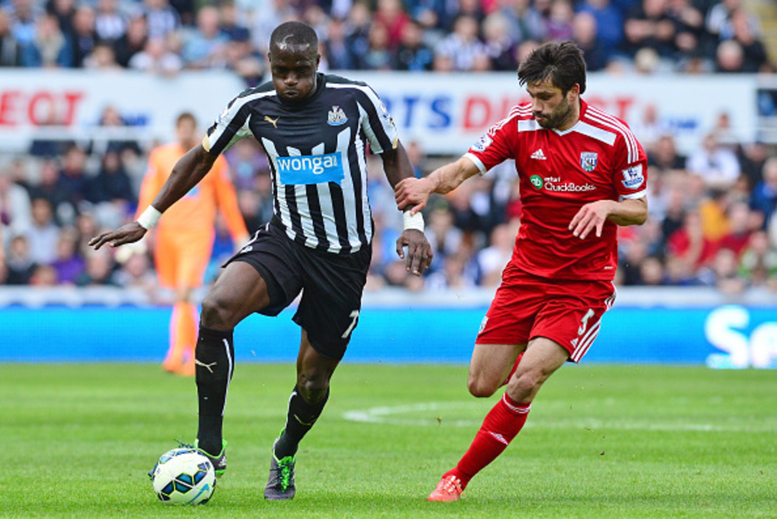 NEWCASTLE UPON TYNE, ENGLAND - MAY 09:  Moussa Sissoko of Newcastle United is closed down by Claudio Yacob of West Brom during the Barclays Premier League match between Newcastle United and West Bromwich Albion at St James' Park on May 9, 2015 in Newcastl