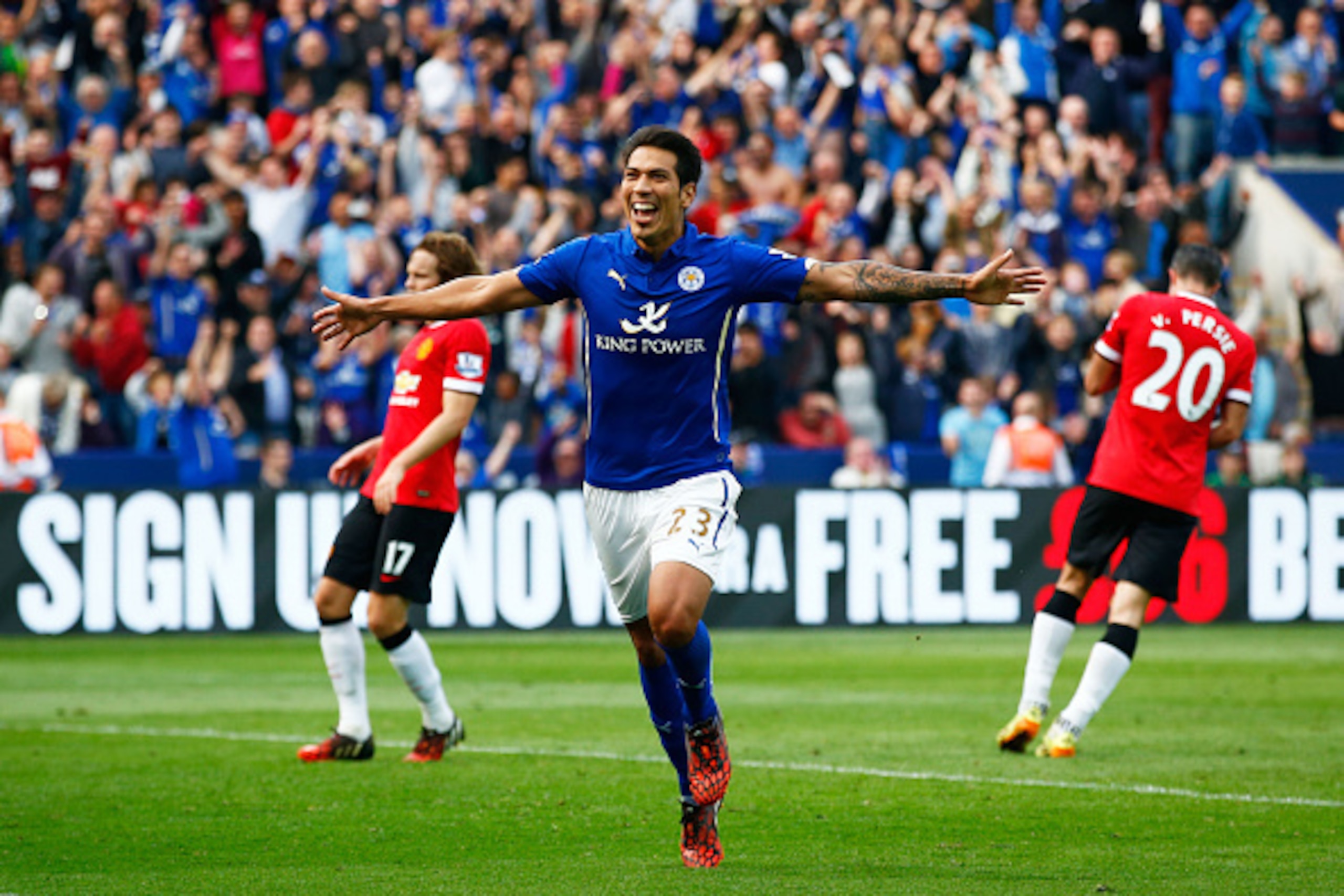 LEICESTER, ENGLAND - SEPTEMBER 21:  Leonardo Ulloa of Leicester City scores his team's fifth goal from the penalty spot during the Barclays Premier League match between Leicester City and Manchester United at The King Power Stadium on September 21, 2014 i