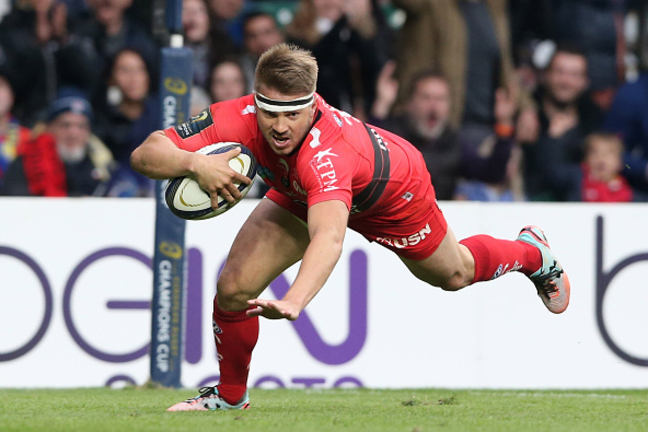 LONDON, ENGLAND - MAY 02: Drew Mitchell of Toulon dives over to score his team's second try during the European Rugby Champions Cup Final match between ASM Clermont Auvergne and RC Toulon at Twickenham Stadium on May 2, 2015 in London, England. (Photo b LONDON, ENGLAND - MAY 02: Drew Mitchell of Toulon dives over to score his team's second try during the European Rugby Champions Cup Final match between ASM Clermont Auvergne and RC Toulon at Twickenham Stadium on May 2, 2015 in London, England. (Photo b