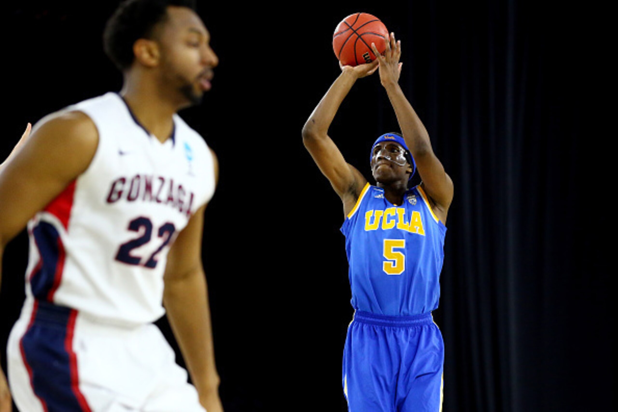 HOUSTON, TX - MARCH 27: Kevon Looney #5 of the UCLA Bruins takes a shot against the Gonzaga Bulldogs during a South Regional Semifinal game of the 2015 NCAA Men's Basketball Tournament at NRG Stadium on March 27, 2015 in Houston, Texas. (Photo by Ronald HOUSTON, TX - MARCH 27: Kevon Looney #5 of the UCLA Bruins takes a shot against the Gonzaga Bulldogs during a South Regional Semifinal game of the 2015 NCAA Men's Basketball Tournament at NRG Stadium on March 27, 2015 in Houston, Texas. (Photo by Ronald